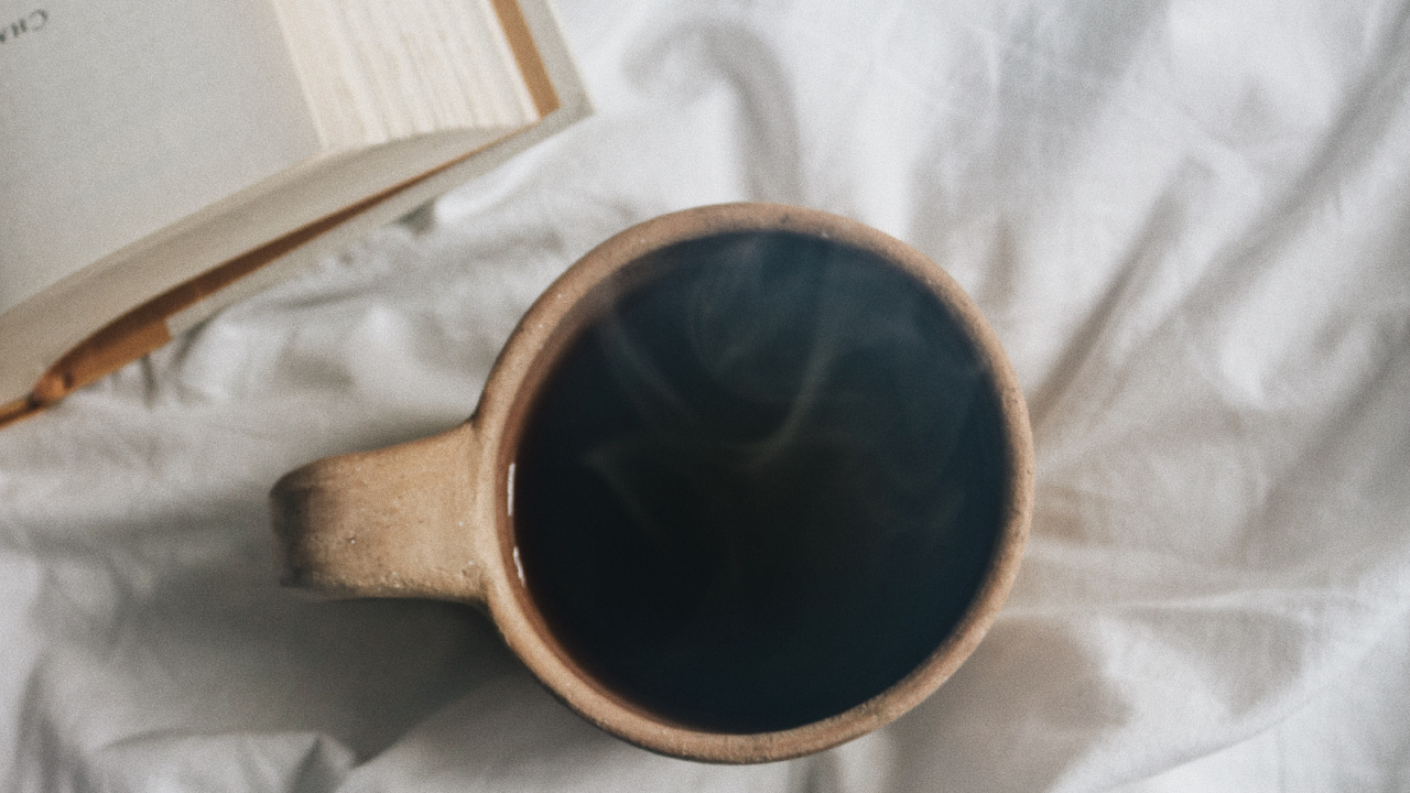 Mug en Céramique Blanche Sur Textile Blanc. Wallpaper in 1280x720 Resolution