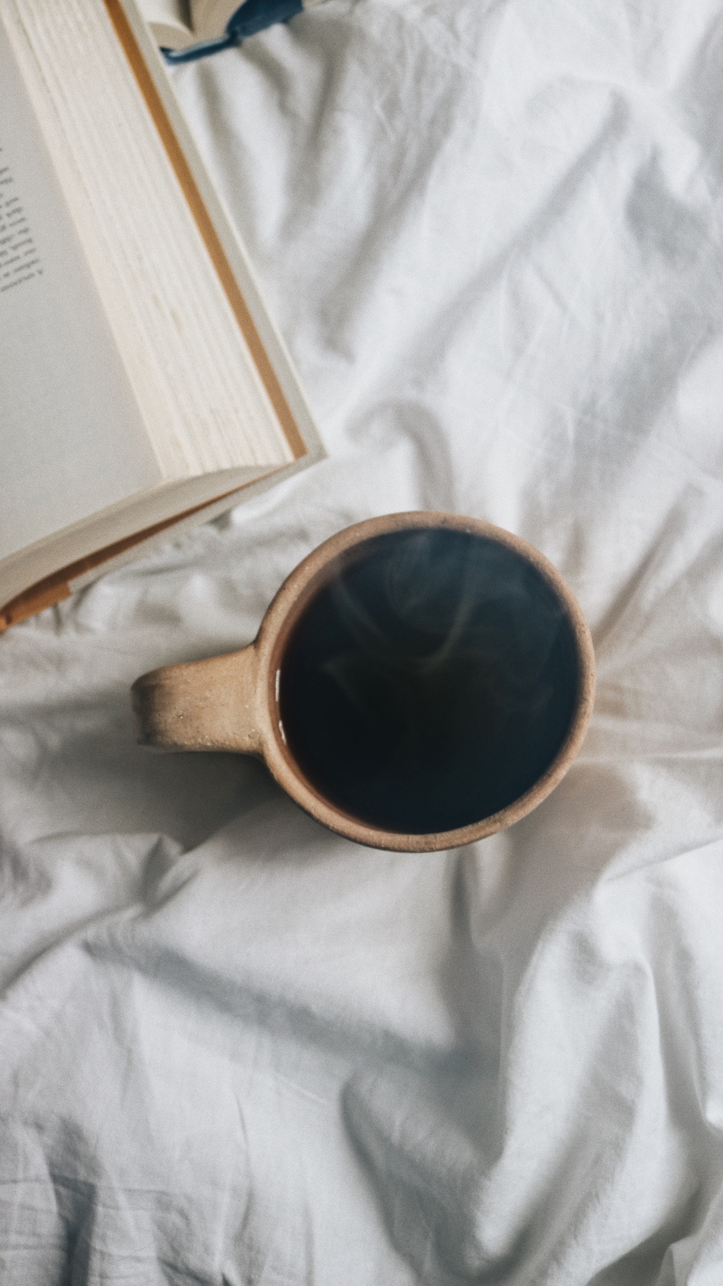 Mug en Céramique Blanche Sur Textile Blanc. Wallpaper in 1440x2560 Resolution