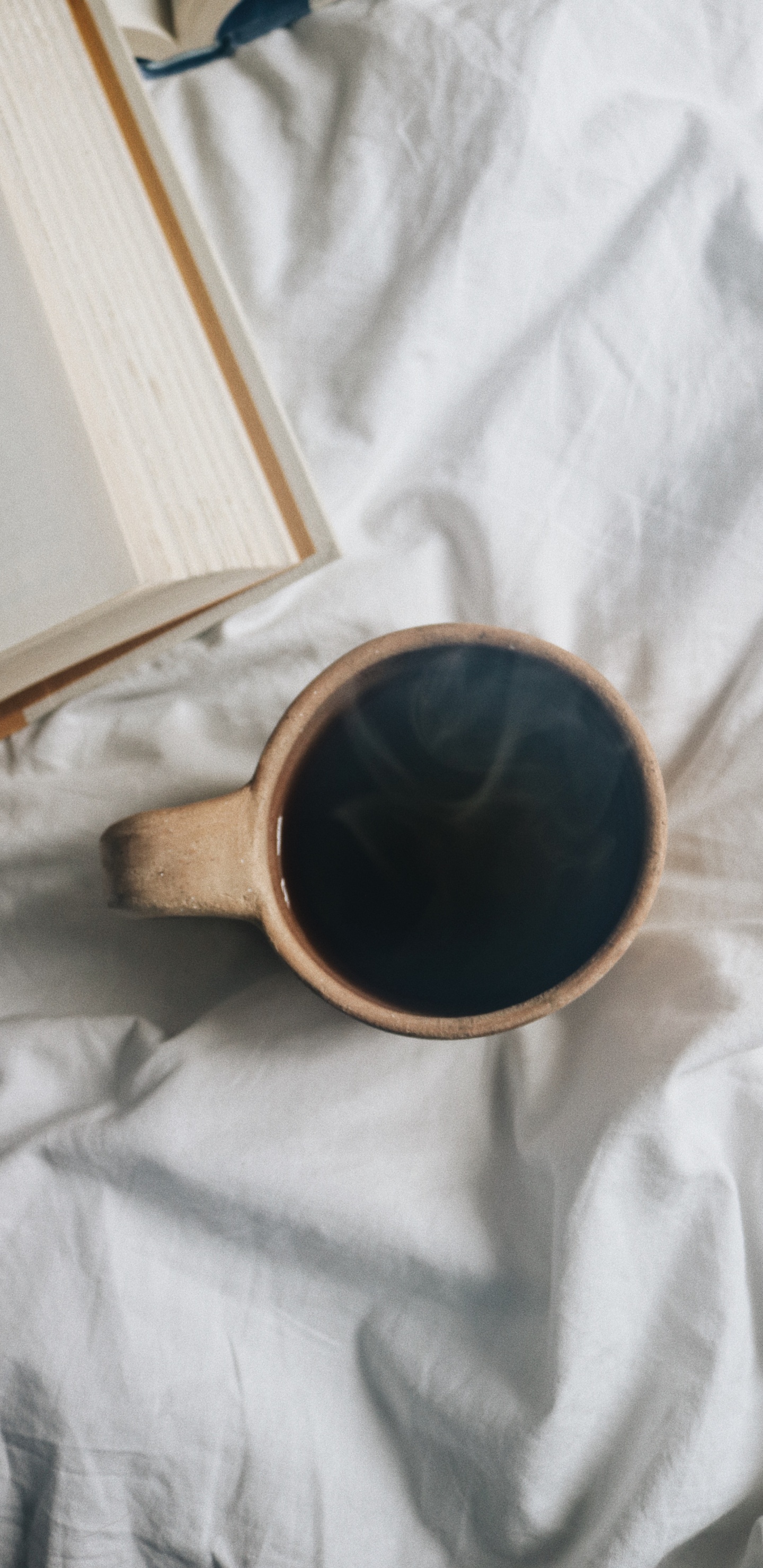 Mug en Céramique Blanche Sur Textile Blanc. Wallpaper in 1440x2960 Resolution