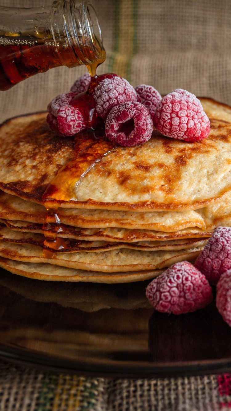 Crêpes à la Framboise Sur Plaque en Céramique Marron. Wallpaper in 750x1334 Resolution