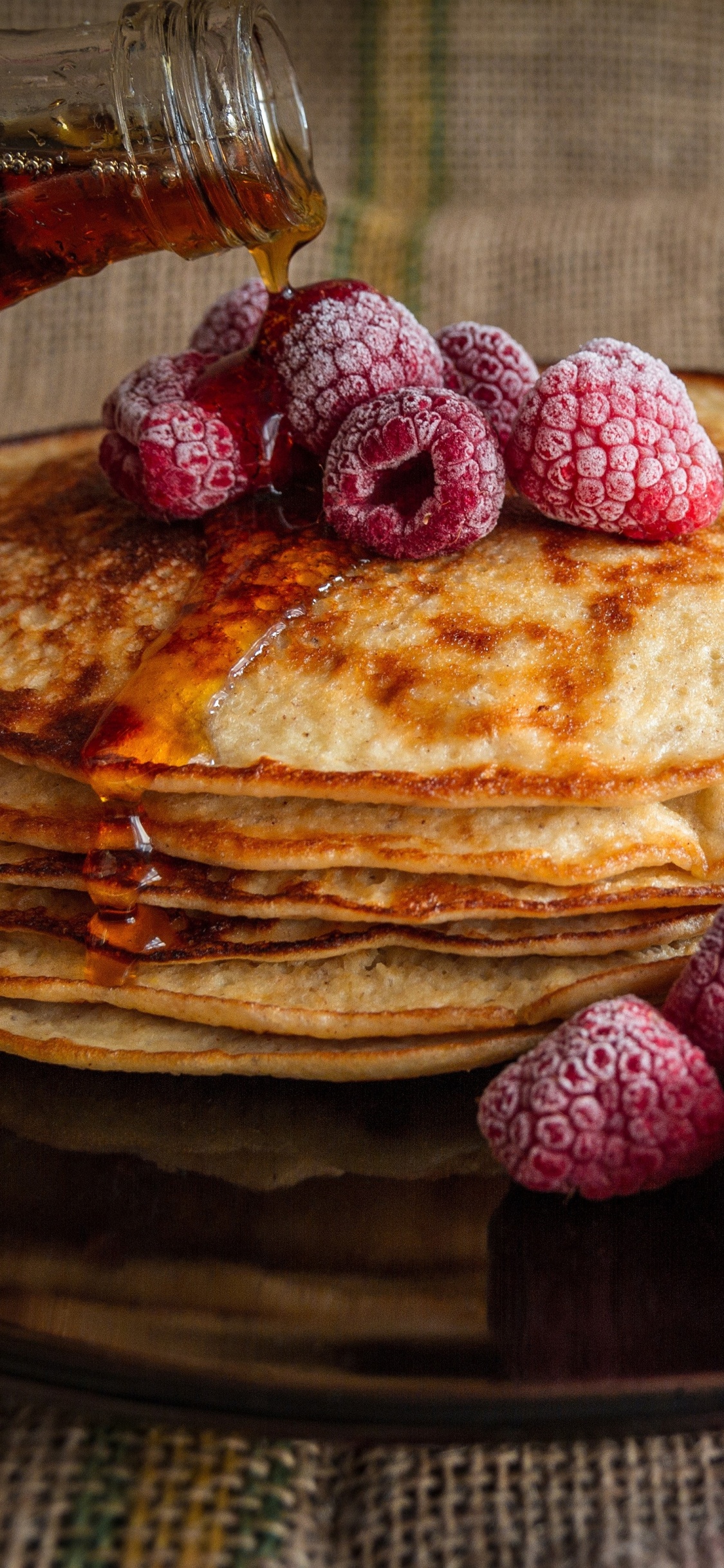 Pfannkuchen Mit Himbeere Auf Brauner Keramikplatte. Wallpaper in 1125x2436 Resolution