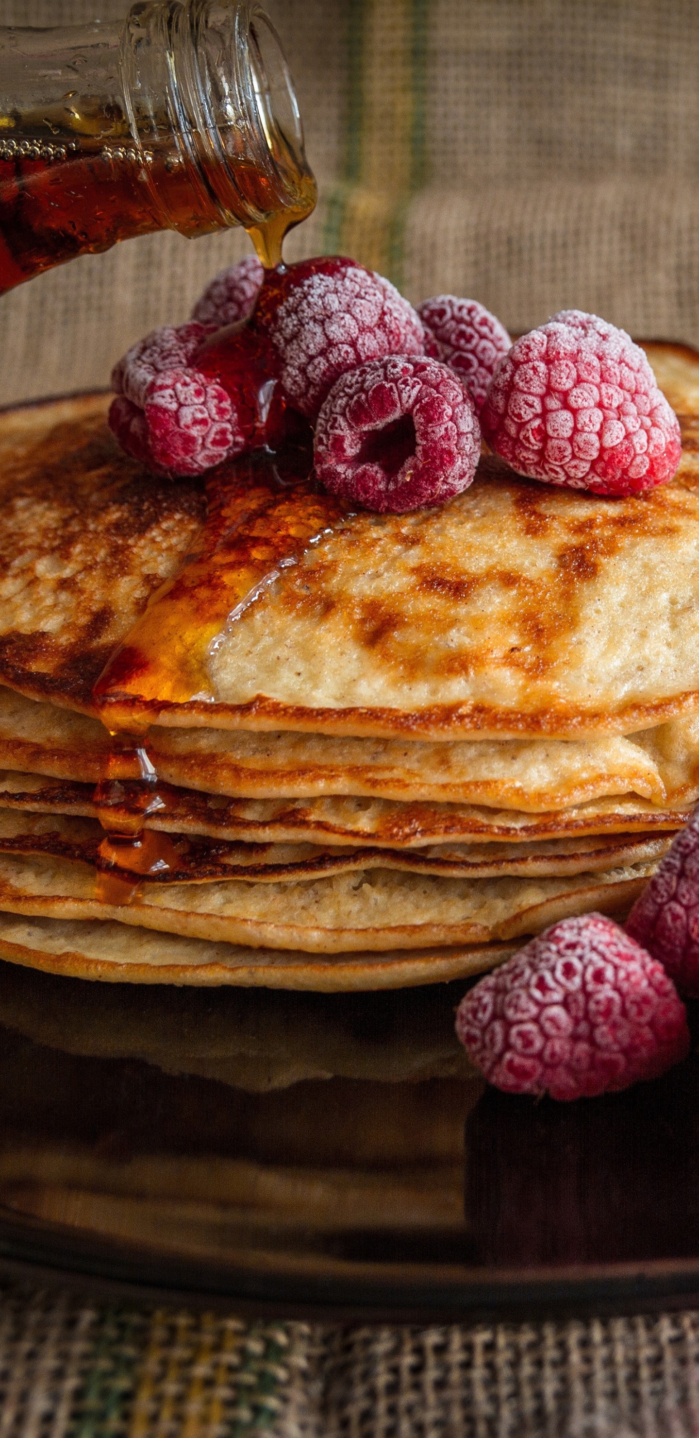 Pfannkuchen Mit Himbeere Auf Brauner Keramikplatte. Wallpaper in 1440x2960 Resolution