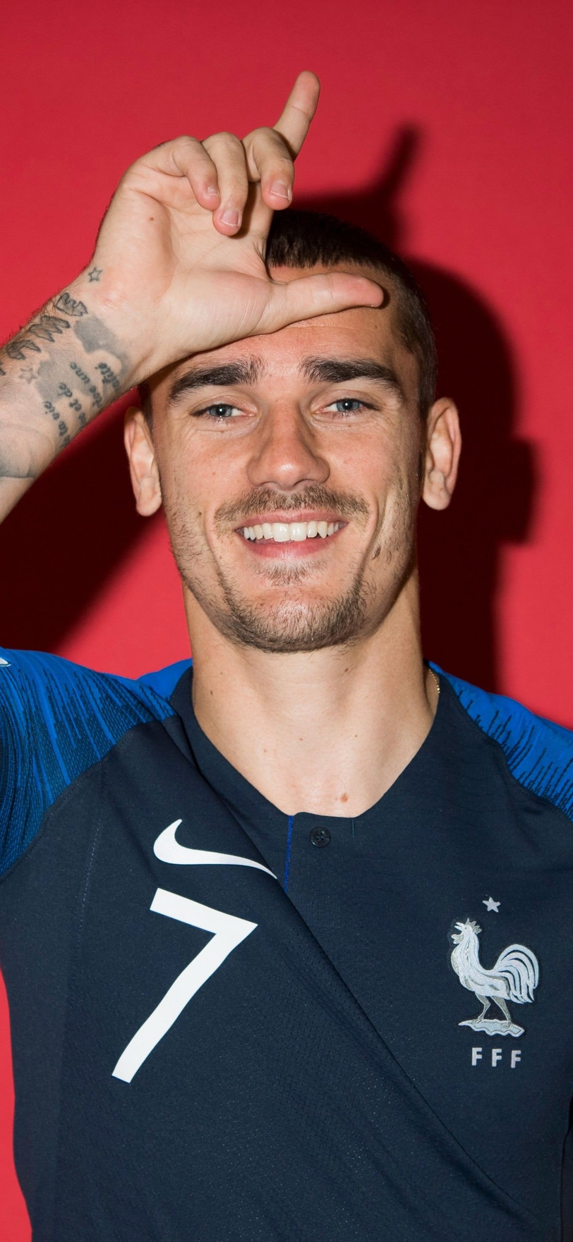 Homme en T-shirt Ras du Cou Adidas Noir et Blanc. Wallpaper in 1125x2436 Resolution