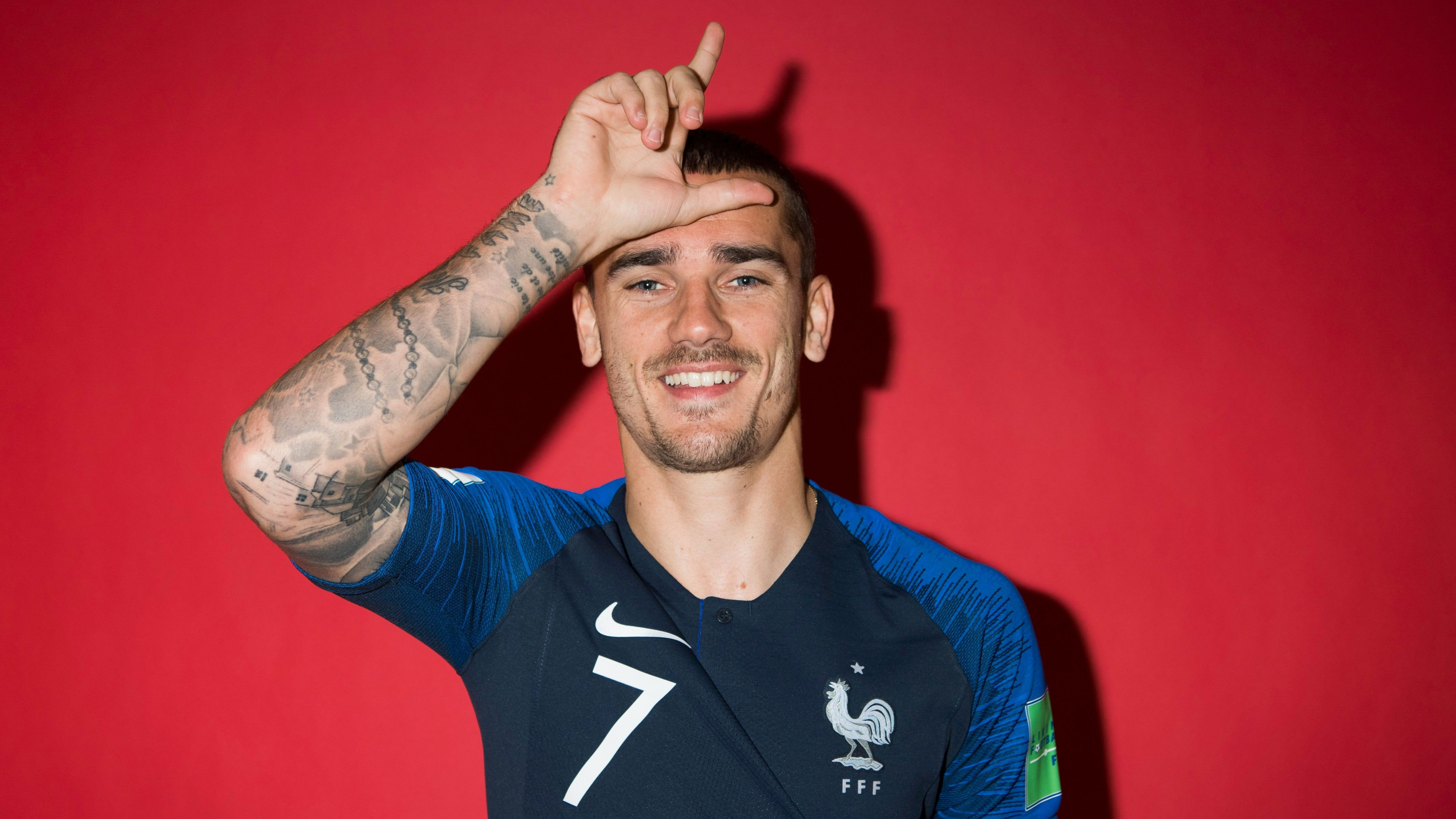 Homme en T-shirt Ras du Cou Adidas Noir et Blanc. Wallpaper in 3840x2160 Resolution