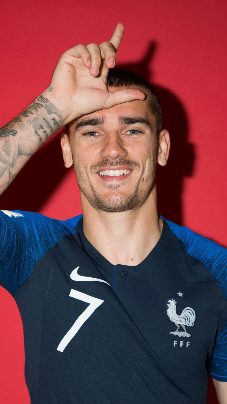 Mann im Schwarz-weißen Adidas T-Shirt Mit Rundhalsausschnitt. Wallpaper in 750x1334 Resolution