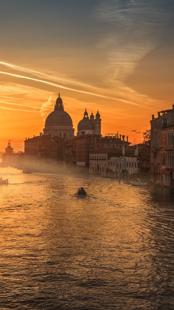 Gewässer in Der Nähe Des Gebäudes Bei Sonnenuntergang. Wallpaper in 720x1280 Resolution