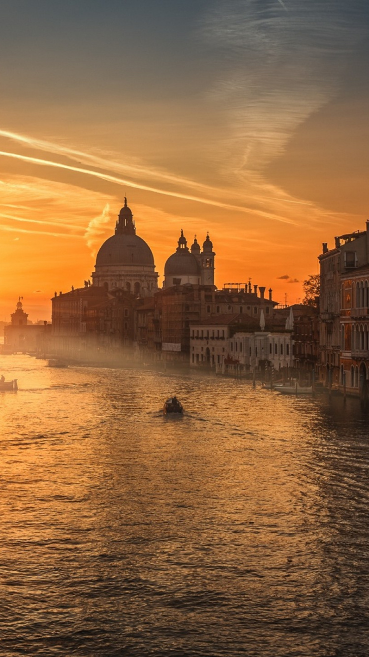 Plan D'eau Près du Bâtiment Pendant le Coucher du Soleil. Wallpaper in 750x1334 Resolution