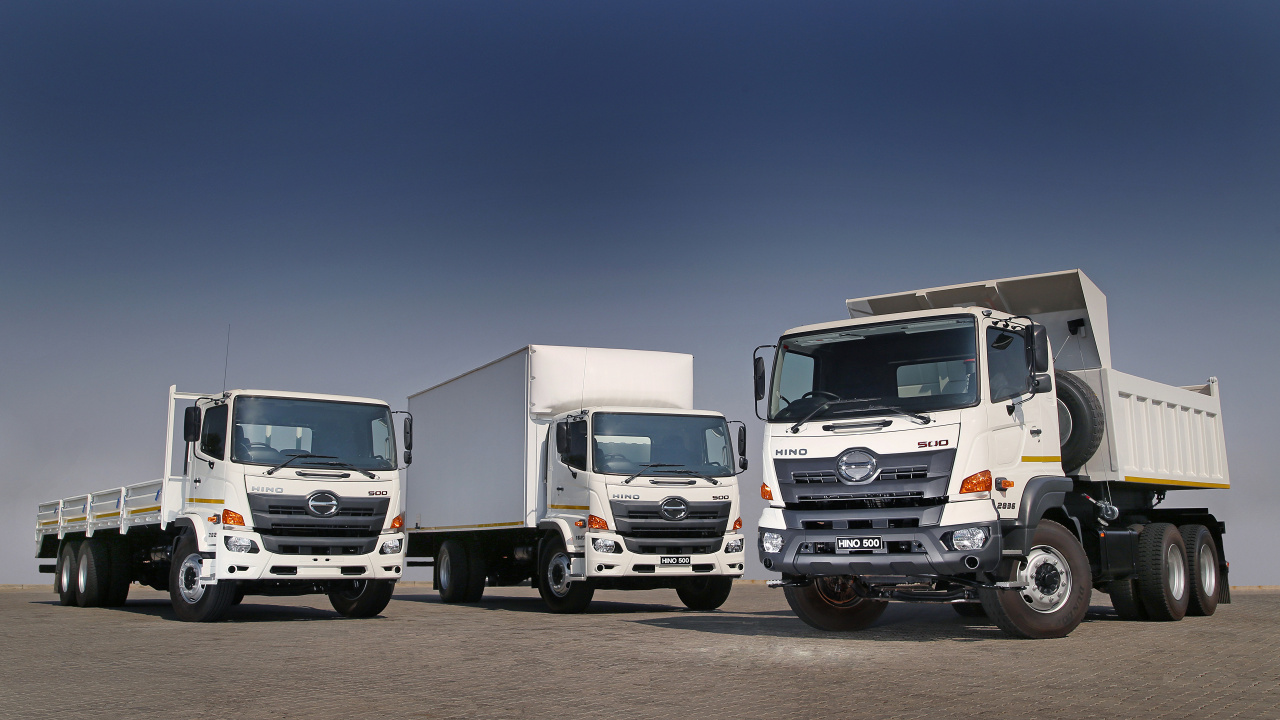 Weißer Und Grauer LKW Tagsüber Unterwegs. Wallpaper in 1280x720 Resolution