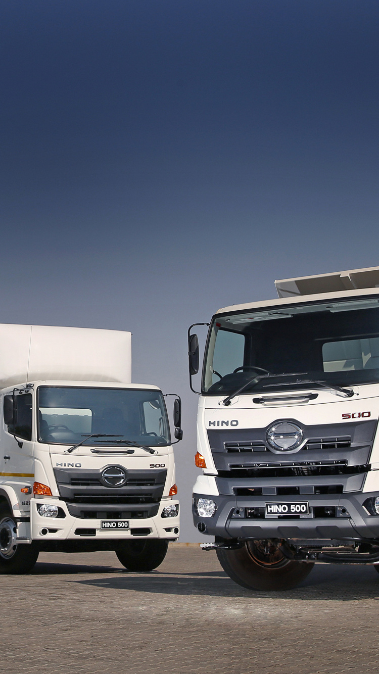 Weißer Und Grauer LKW Tagsüber Unterwegs. Wallpaper in 750x1334 Resolution