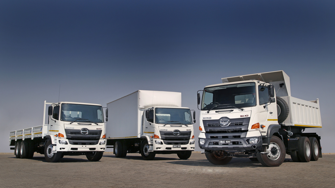 Camion Blanc et Gris Sur Route Pendant la Journée. Wallpaper in 1366x768 Resolution