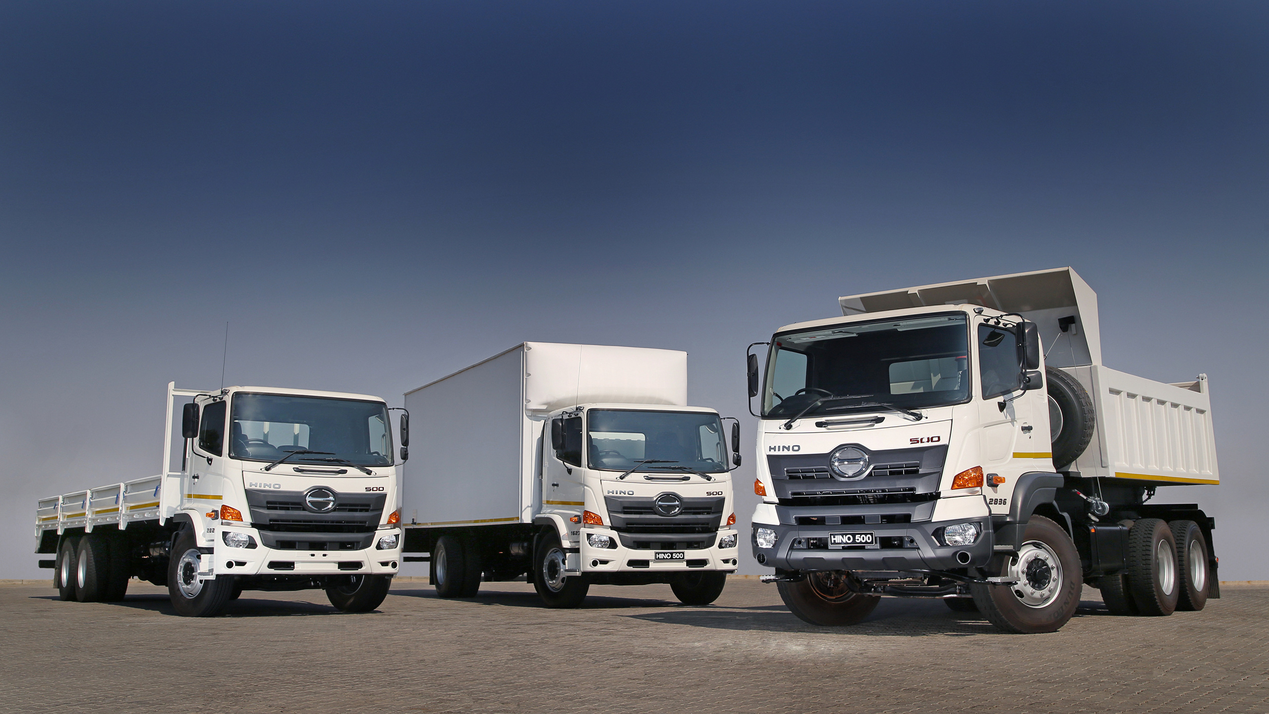 Camion Blanc et Gris Sur Route Pendant la Journée. Wallpaper in 2560x1440 Resolution