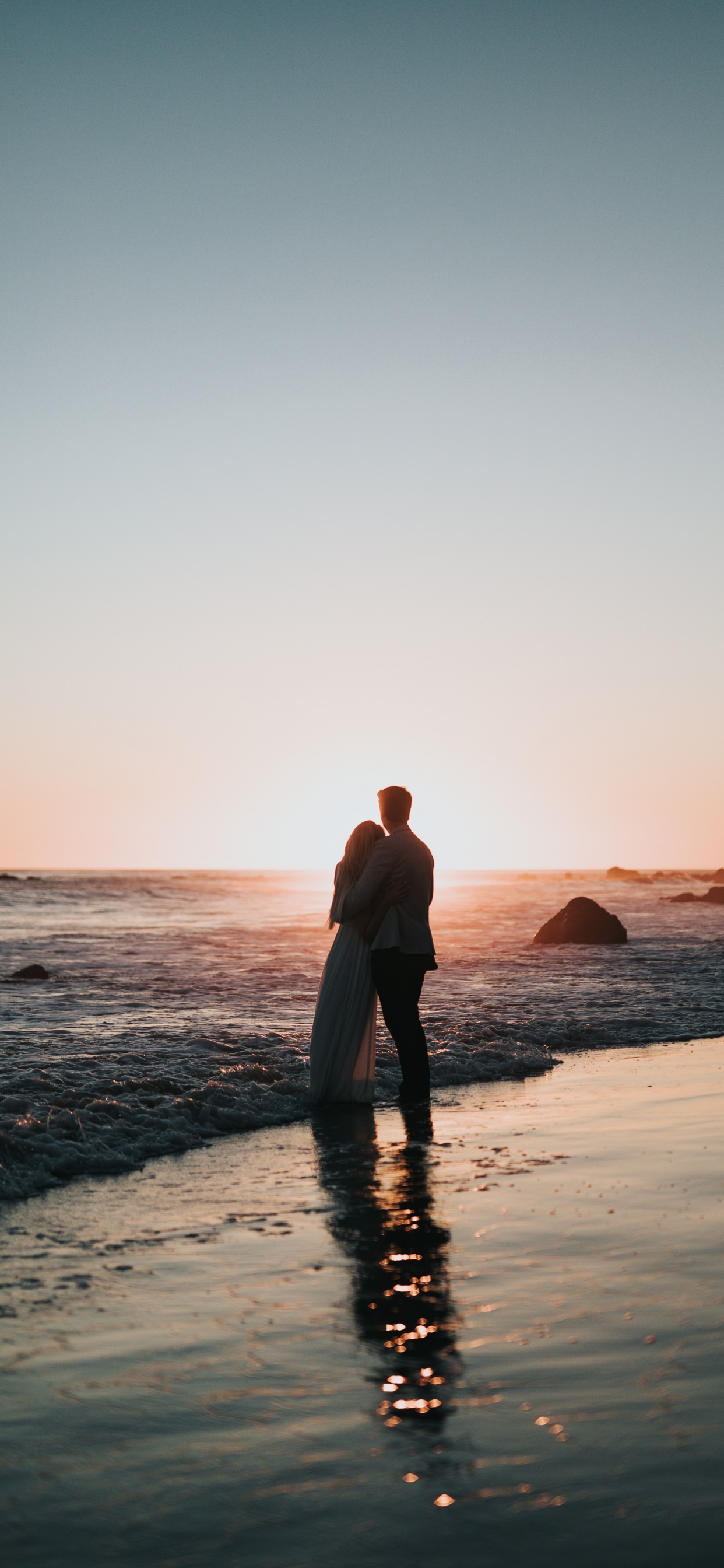 Strand, Ehepaar, Menschen in Der Natur, Meer, Horizont. Wallpaper in 1242x2688 Resolution
