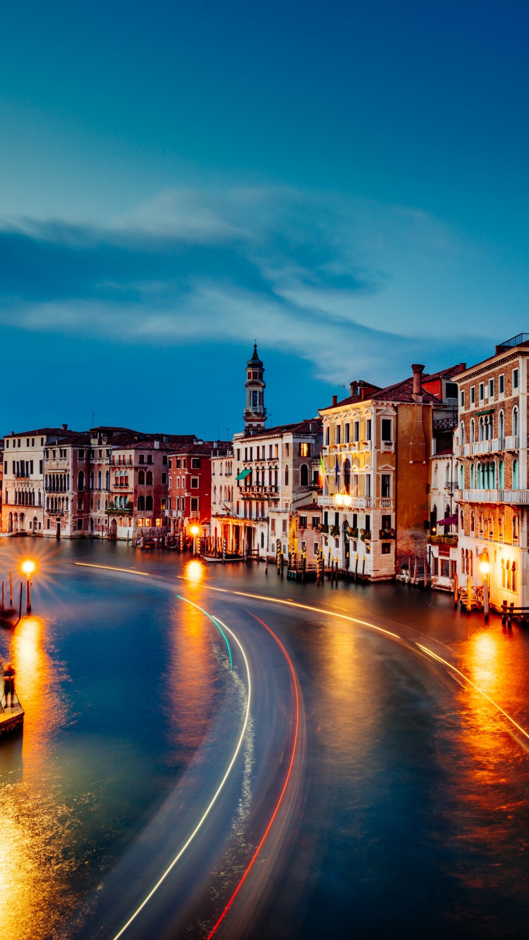Photographie en Accéléré de Voitures Sur la Route Entre Les Bâtiments Pendant la Nuit. Wallpaper in 1080x1920 Resolution