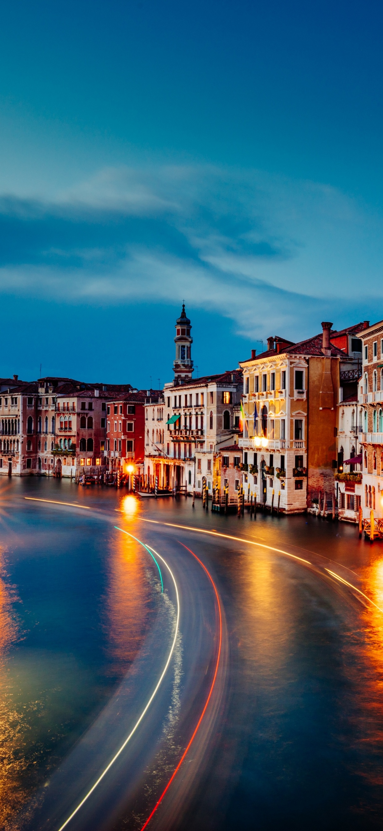 Photographie en Accéléré de Voitures Sur la Route Entre Les Bâtiments Pendant la Nuit. Wallpaper in 1242x2688 Resolution