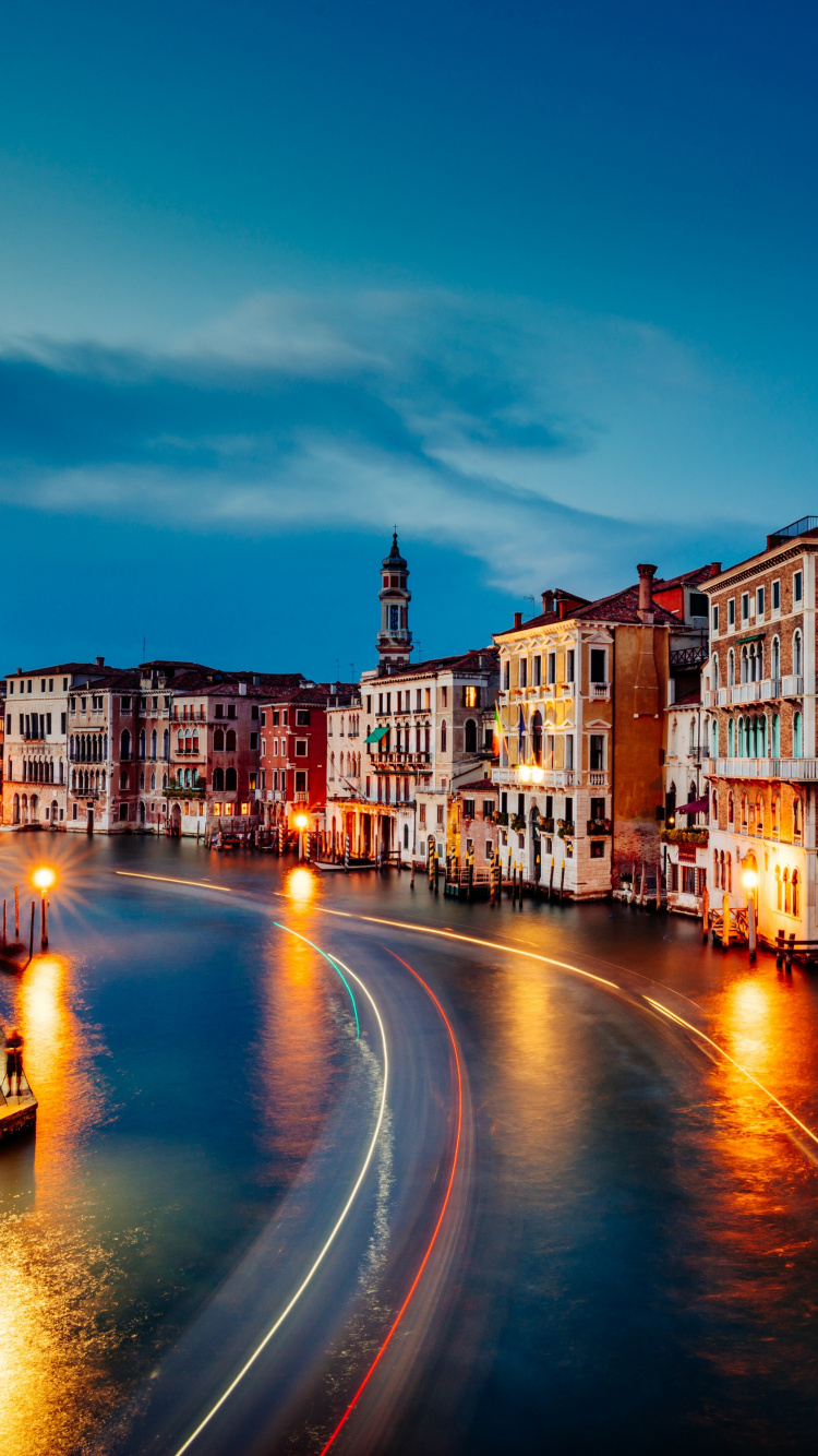 Fotografía de Lapso de Tiempo de Automóviles en la Carretera Entre Edificios Durante la Noche. Wallpaper in 750x1334 Resolution