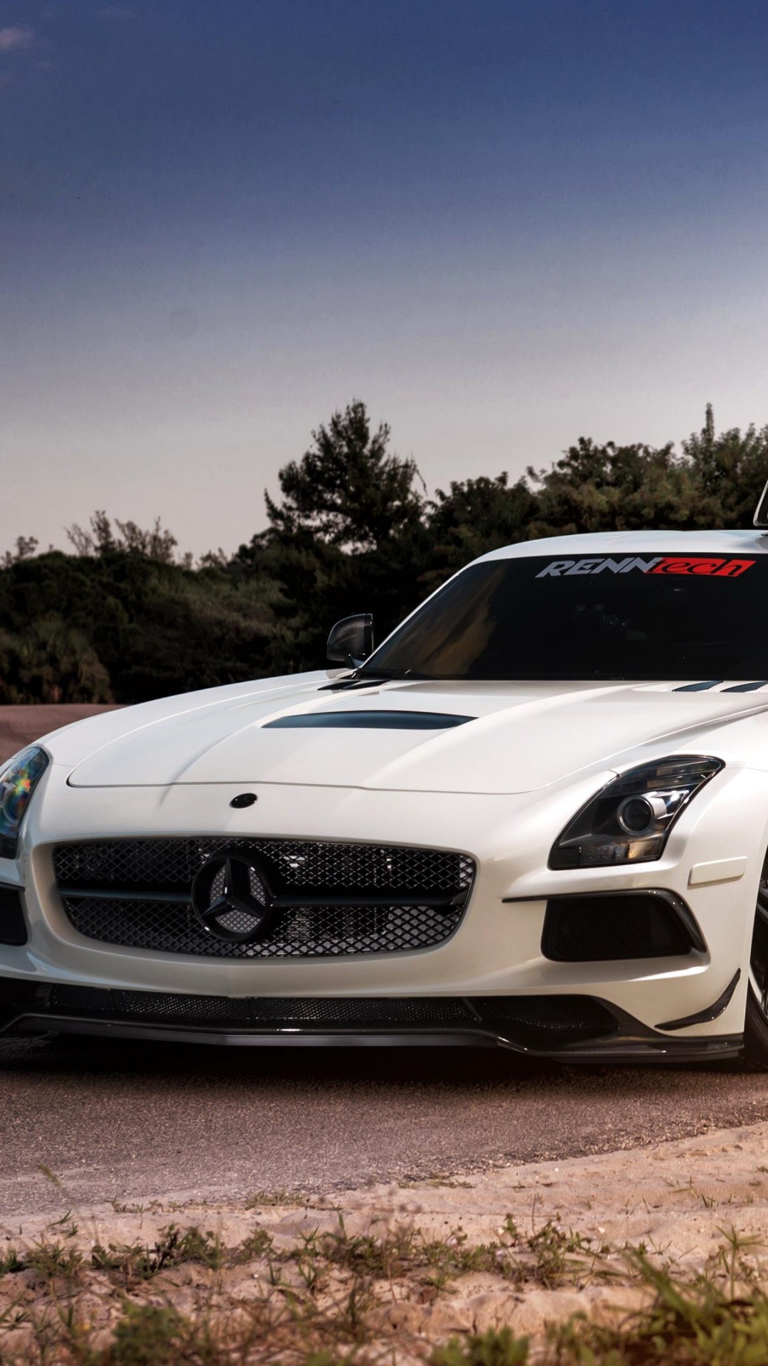 Porsche 911 Blanche Sur Champ Brun Sous Ciel Bleu Pendant la Journée. Wallpaper in 1080x1920 Resolution