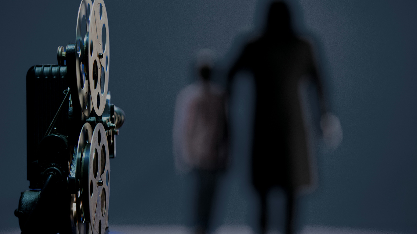 Hombre Con Chaqueta Negra de Pie Junto a Una Decoración de Pared Redonda Azul y Amarilla. Wallpaper in 1366x768 Resolution