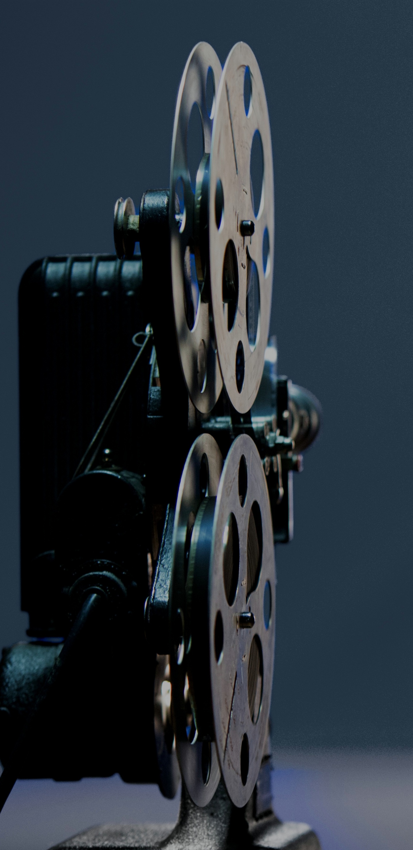 Hombre Con Chaqueta Negra de Pie Junto a Una Decoración de Pared Redonda Azul y Amarilla. Wallpaper in 1440x2960 Resolution