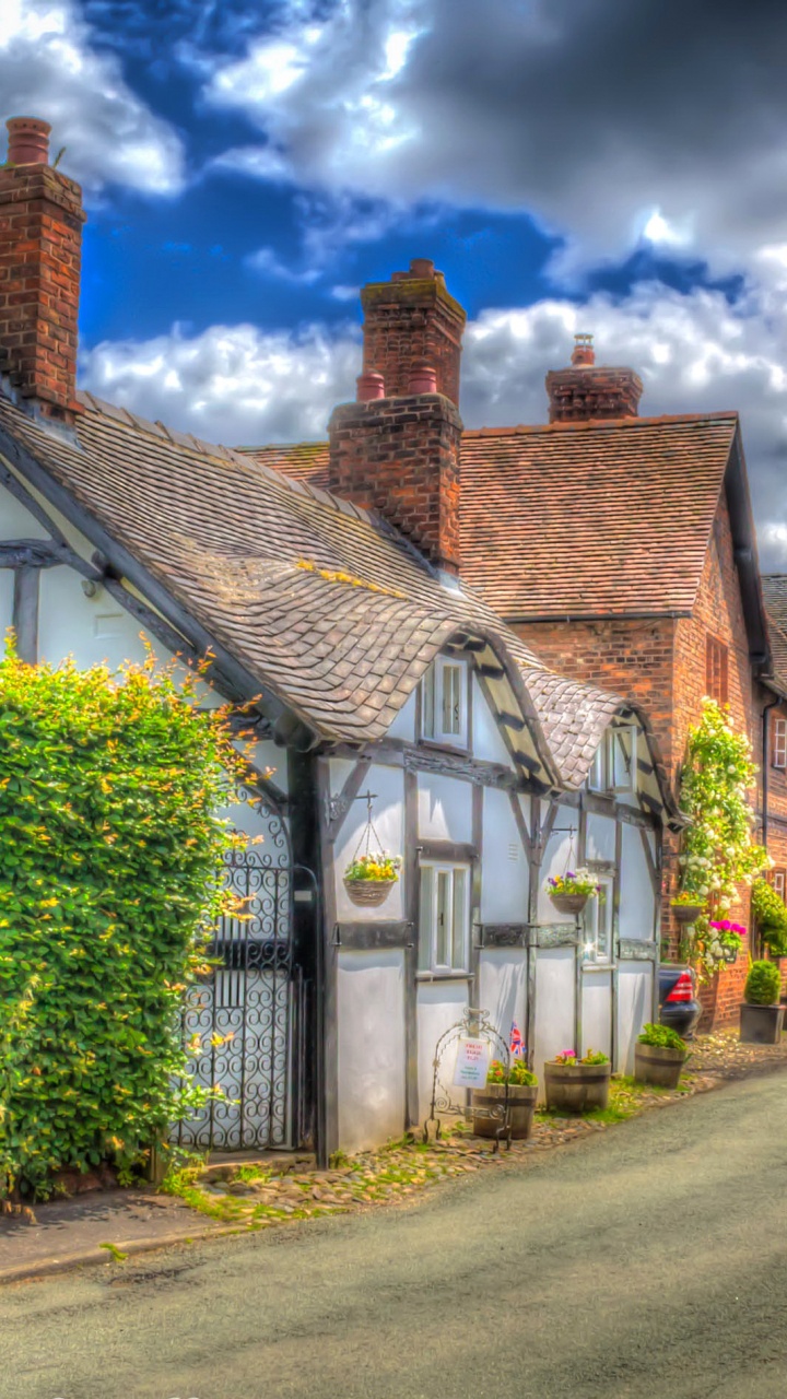 Edificio de Ladrillo Marrón Cerca de Árboles Verdes Bajo un Cielo Nublado Durante el Día. Wallpaper in 720x1280 Resolution