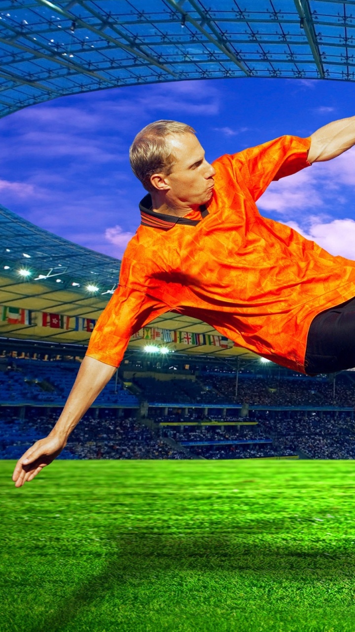 Hombre Con Camiseta Naranja de Fútbol Nike y Pantalones Cortos Negros Jugando al Fútbol. Wallpaper in 720x1280 Resolution