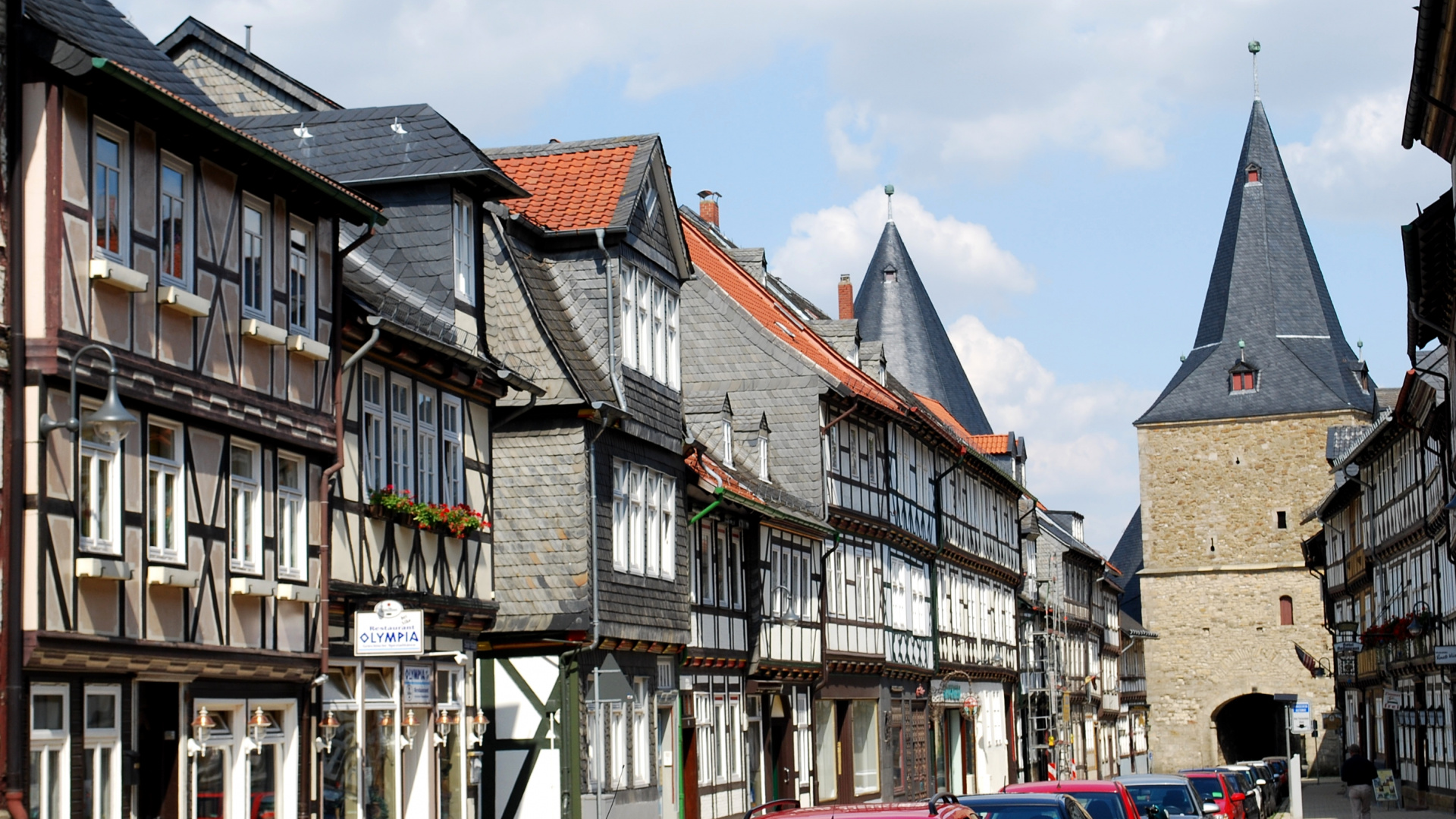 Maisons en Béton Marron et Blanc Sous Des Nuages Blancs et un Ciel Bleu Pendant la Journée. Wallpaper in 1920x1080 Resolution