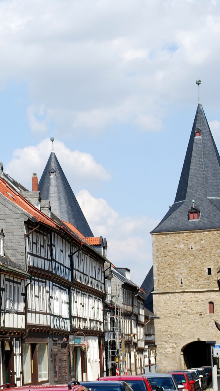Braune Und Weiße Betonhäuser Unter Weißen Wolken Und Blauem Himmel Tagsüber. Wallpaper in 720x1280 Resolution