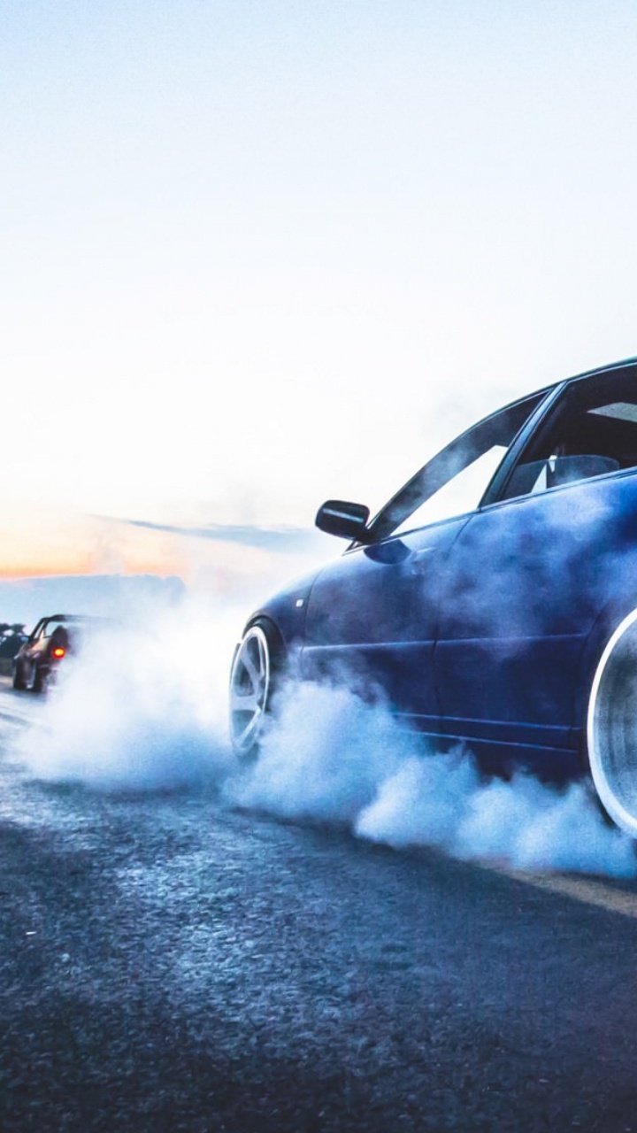 Porsche 911 Grise Sur Route Asphaltée Grise. Wallpaper in 720x1280 Resolution