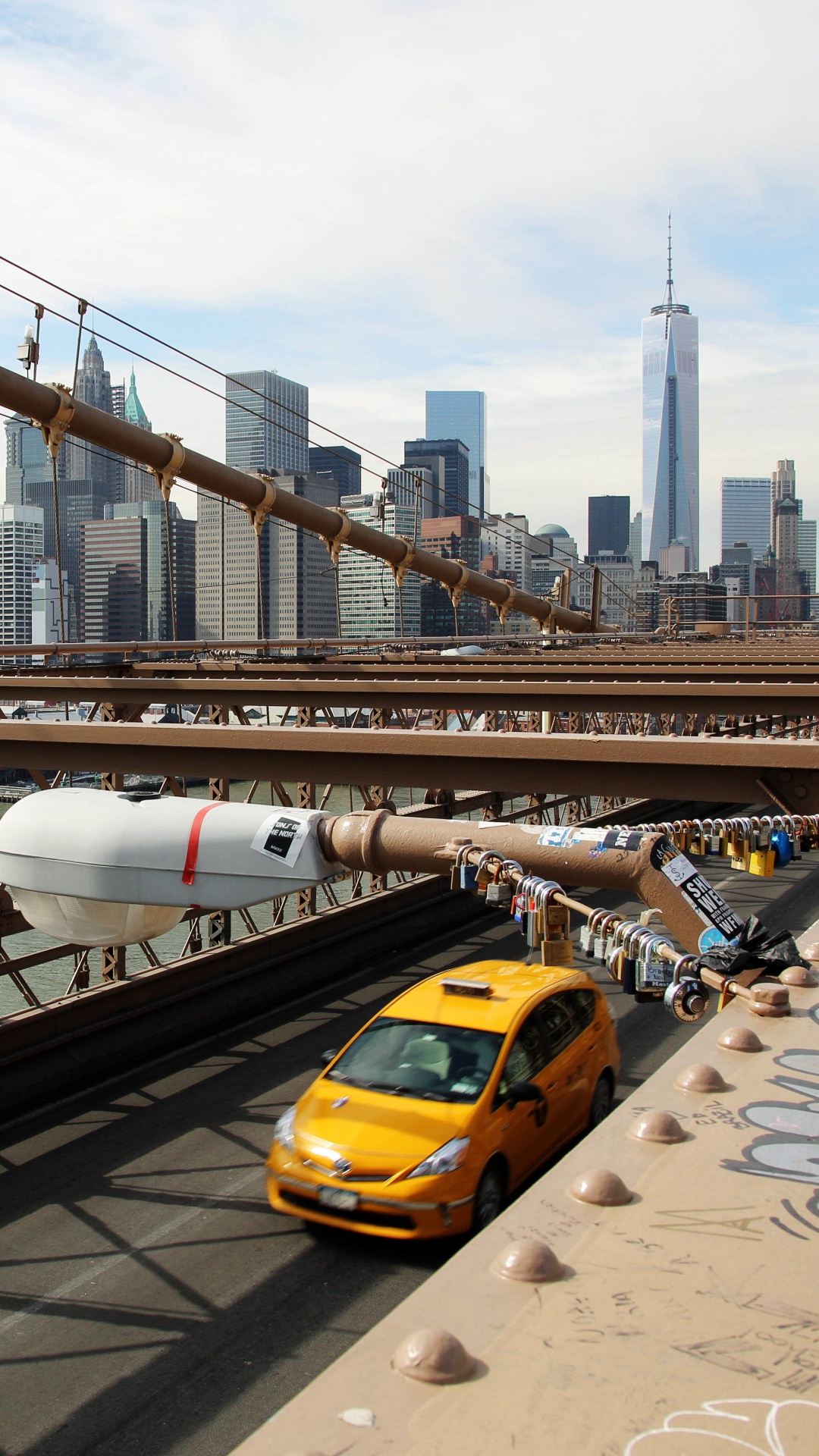Taxi Jaune Sur le Pont Pendant la Journée. Wallpaper in 1080x1920 Resolution