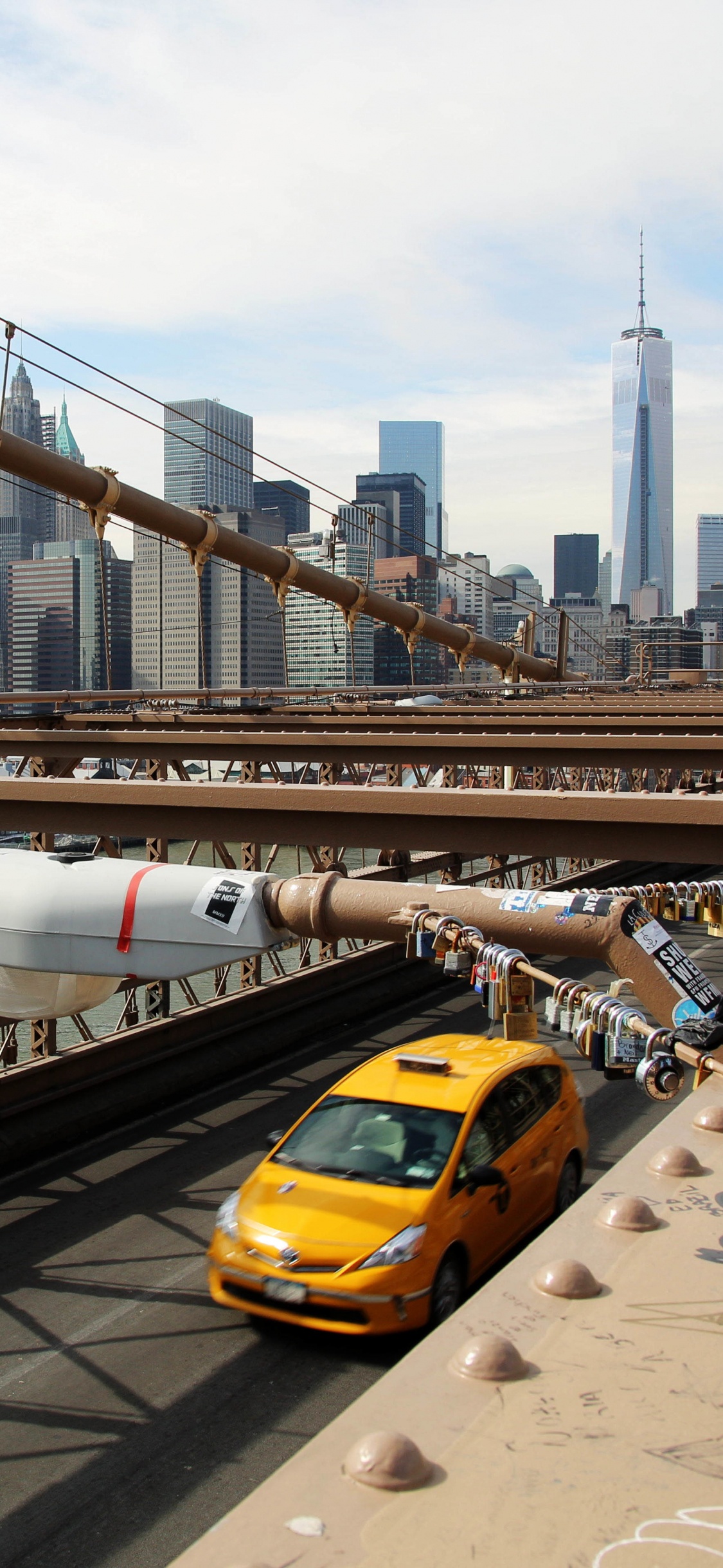 Taxi Jaune Sur le Pont Pendant la Journée. Wallpaper in 1125x2436 Resolution