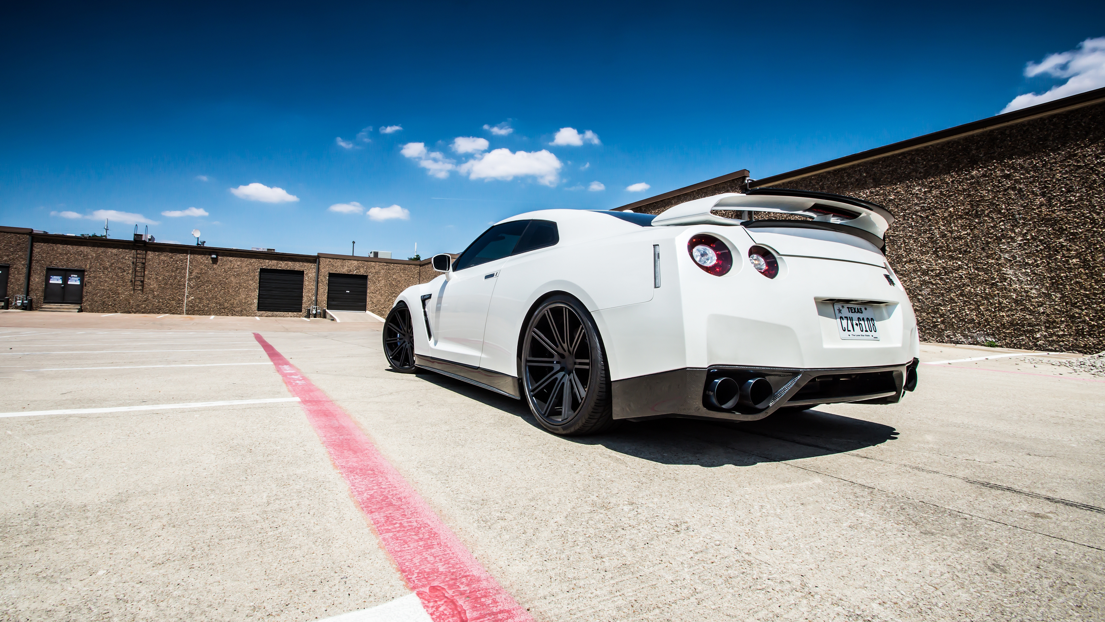 Porsche 911 Blanco en la Carretera Durante el Día. Wallpaper in 3840x2160 Resolution