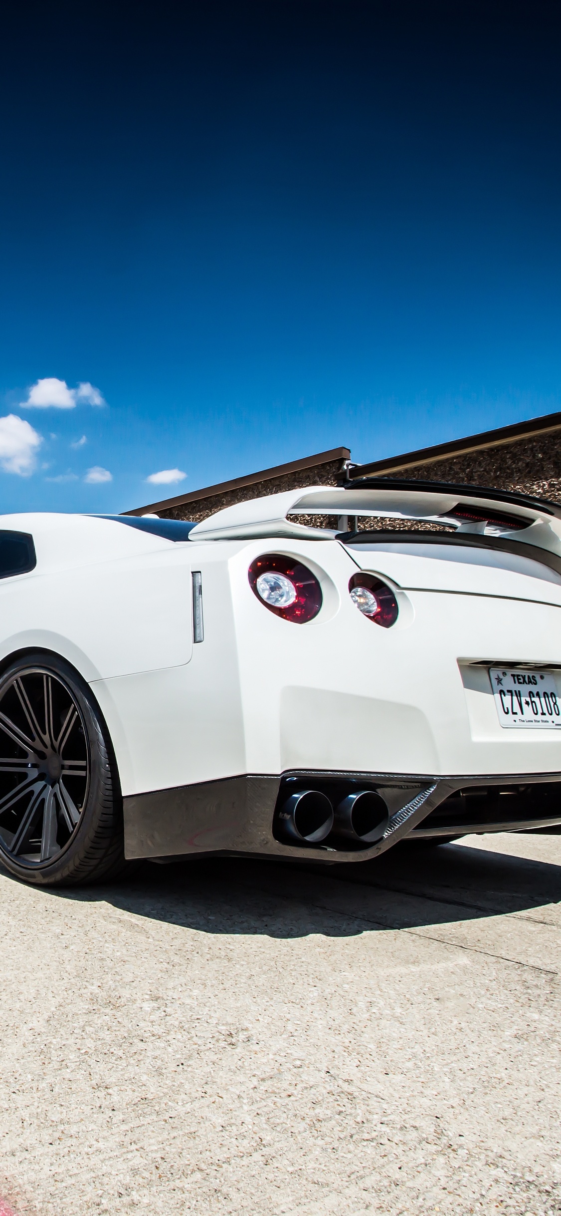 Weißer Porsche 911 Tagsüber Unterwegs. Wallpaper in 1125x2436 Resolution