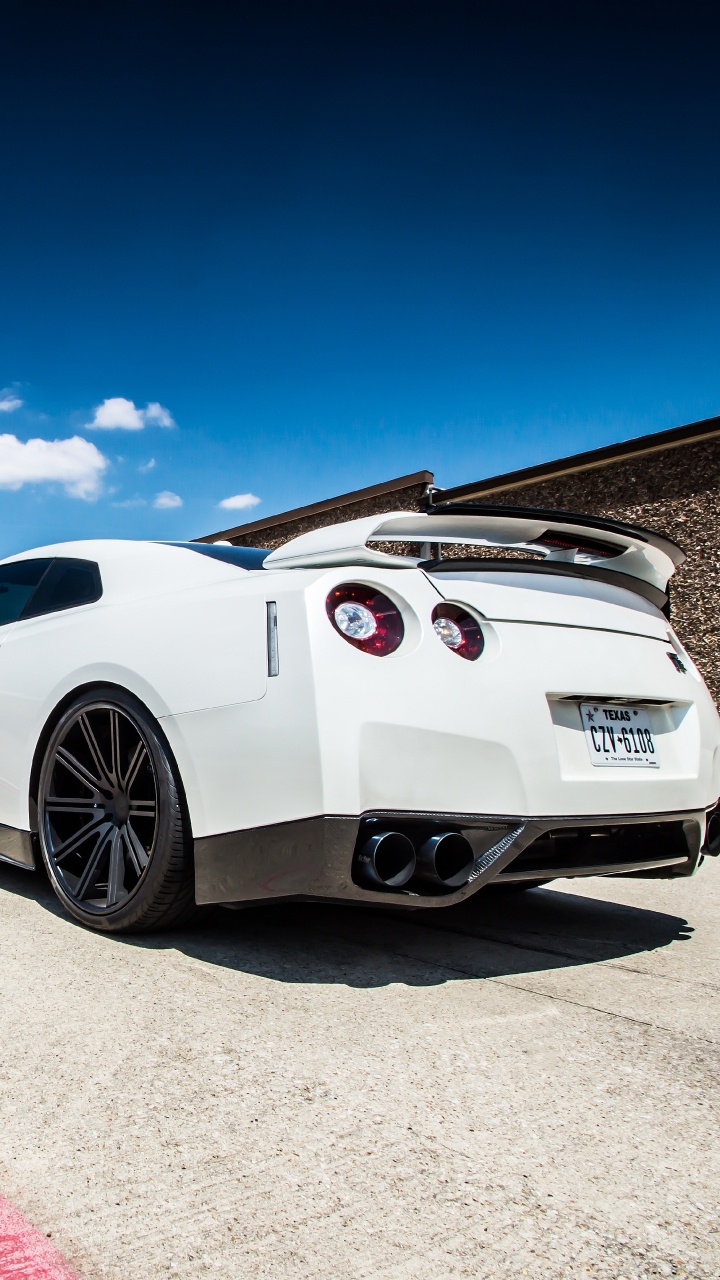 Porsche 911 Blanche Sur Route Pendant la Journée. Wallpaper in 720x1280 Resolution