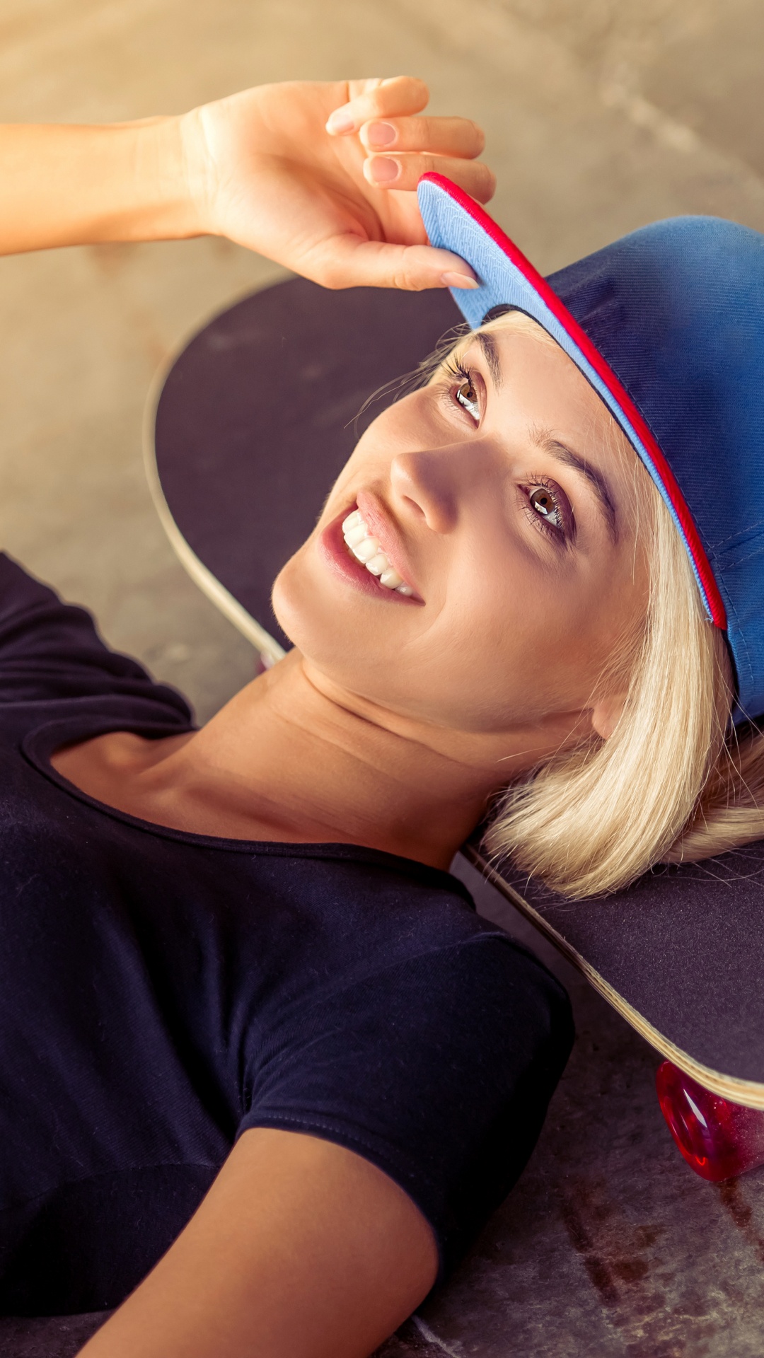 Mujer en Camiseta Negra y Gorro de Punto Azul. Wallpaper in 1080x1920 Resolution