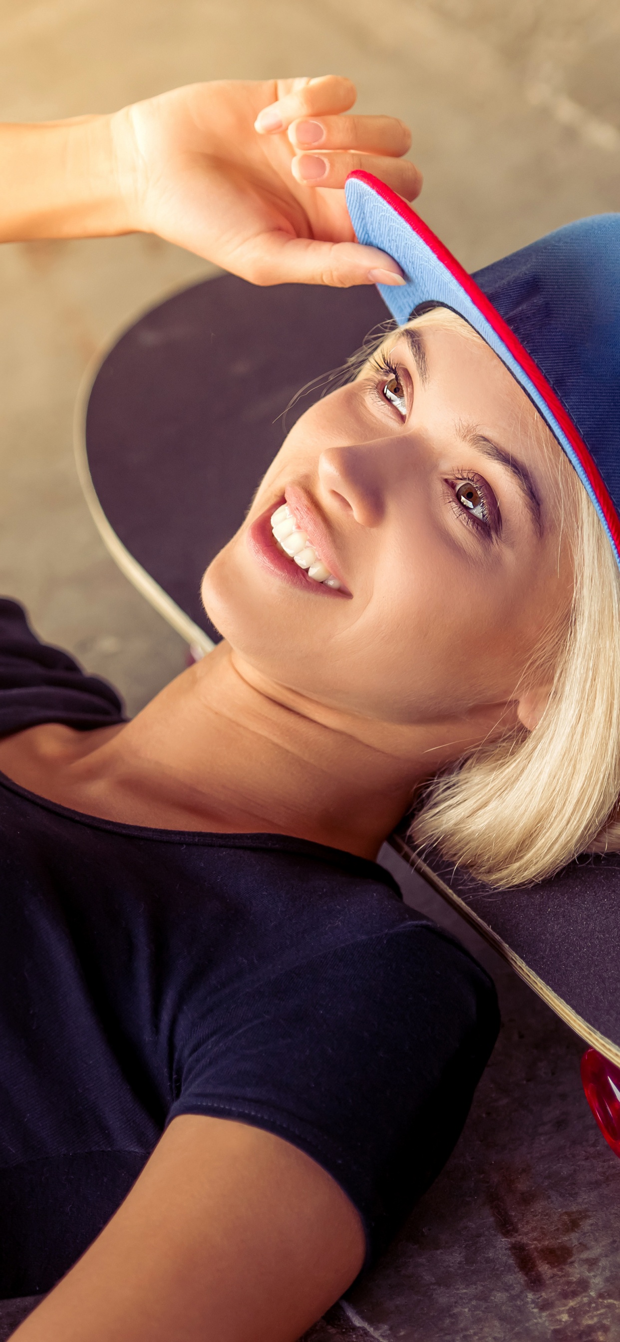 Mujer en Camiseta Negra y Gorro de Punto Azul. Wallpaper in 1242x2688 Resolution