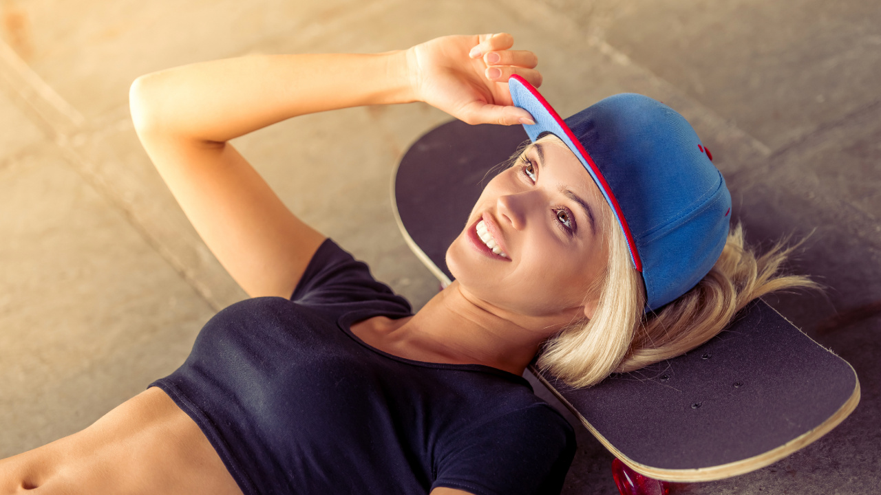 Mujer en Camiseta Negra y Gorro de Punto Azul. Wallpaper in 1280x720 Resolution