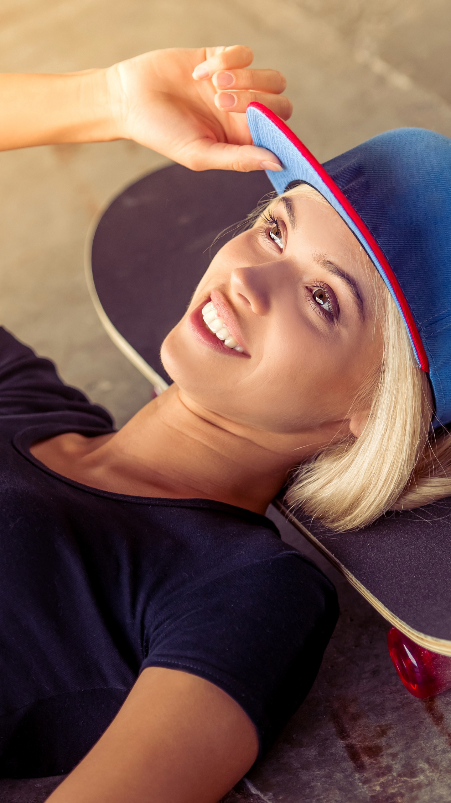 Mujer en Camiseta Negra y Gorro de Punto Azul. Wallpaper in 1440x2560 Resolution