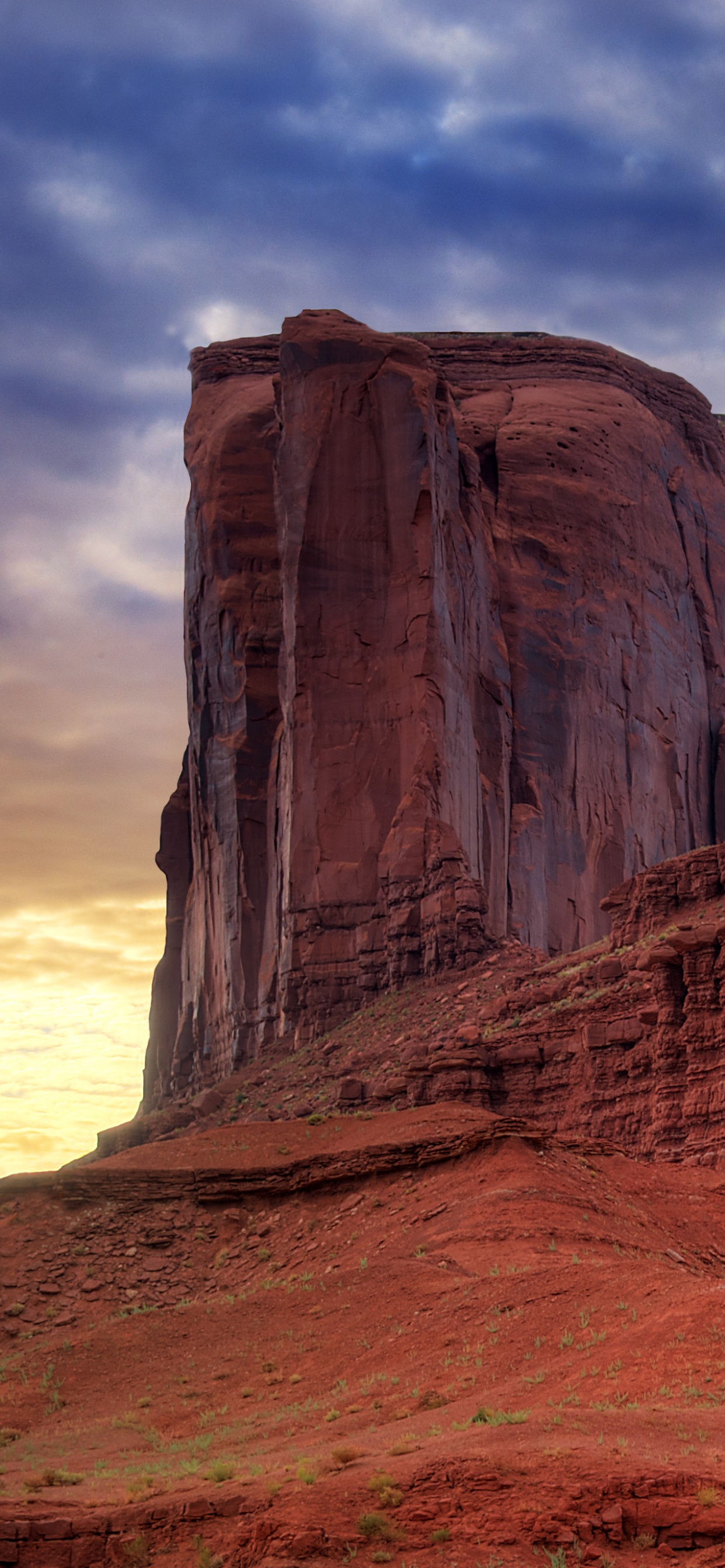 Tagsüber Braune Felsformation Unter Blauem Himmel. Wallpaper in 1242x2688 Resolution