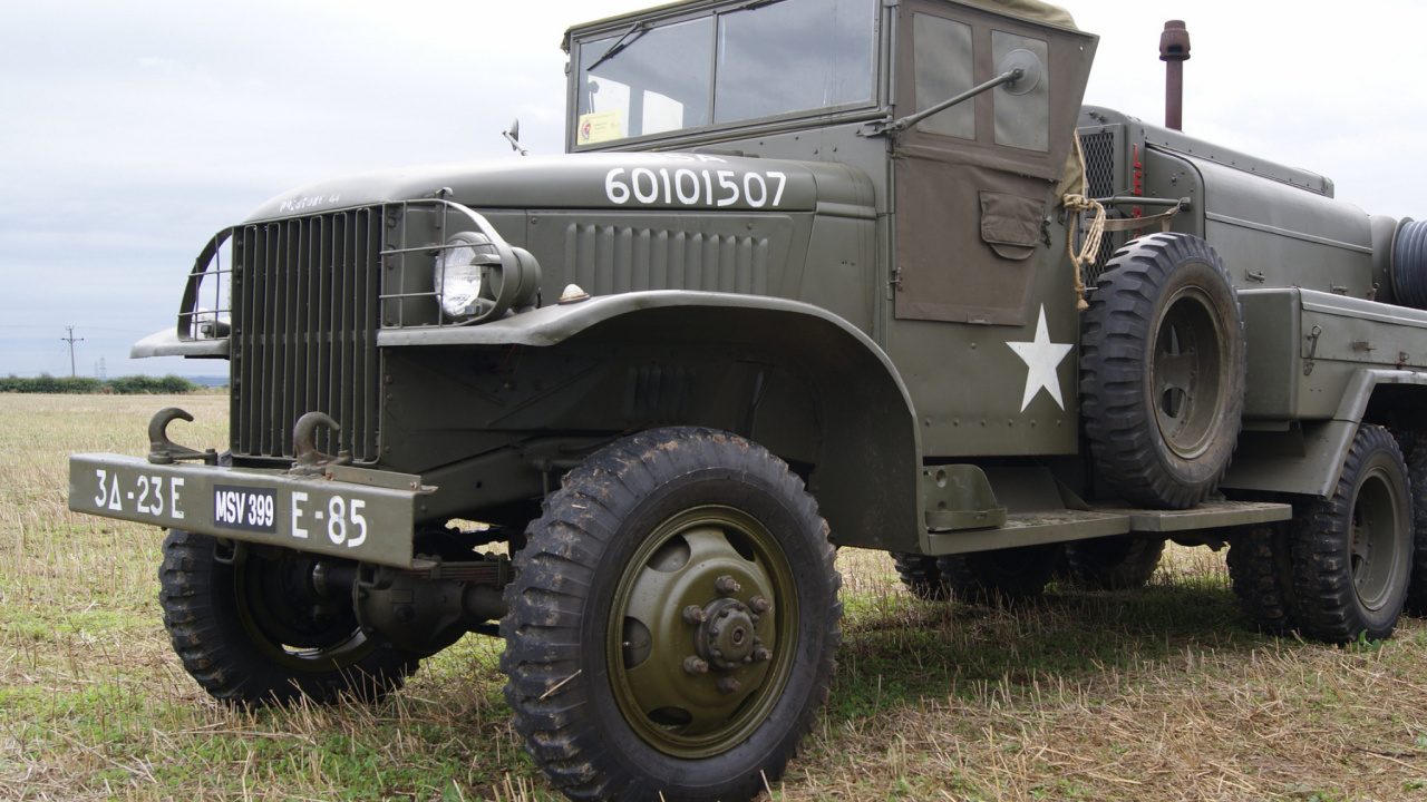 Grauer Und Schwarzer Jeep Wrangler Auf Der Grünen Wiese Tagsüber. Wallpaper in 1280x720 Resolution