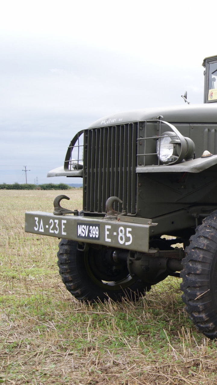 Grey and Black Jeep Wrangler on Green Grass Field During Daytime. Wallpaper in 720x1280 Resolution