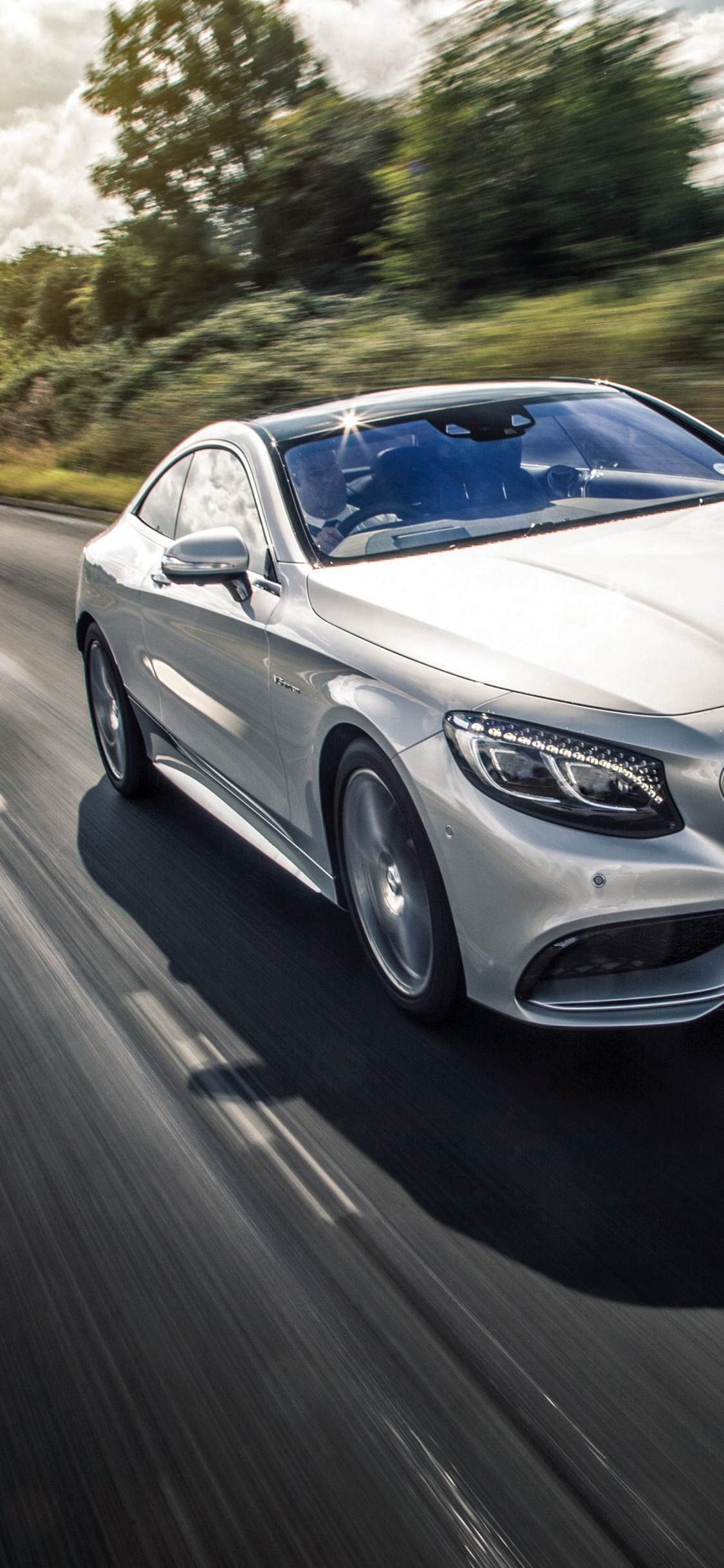 Schwarzes Mercedes Benz Coupé Tagsüber Unterwegs. Wallpaper in 1125x2436 Resolution