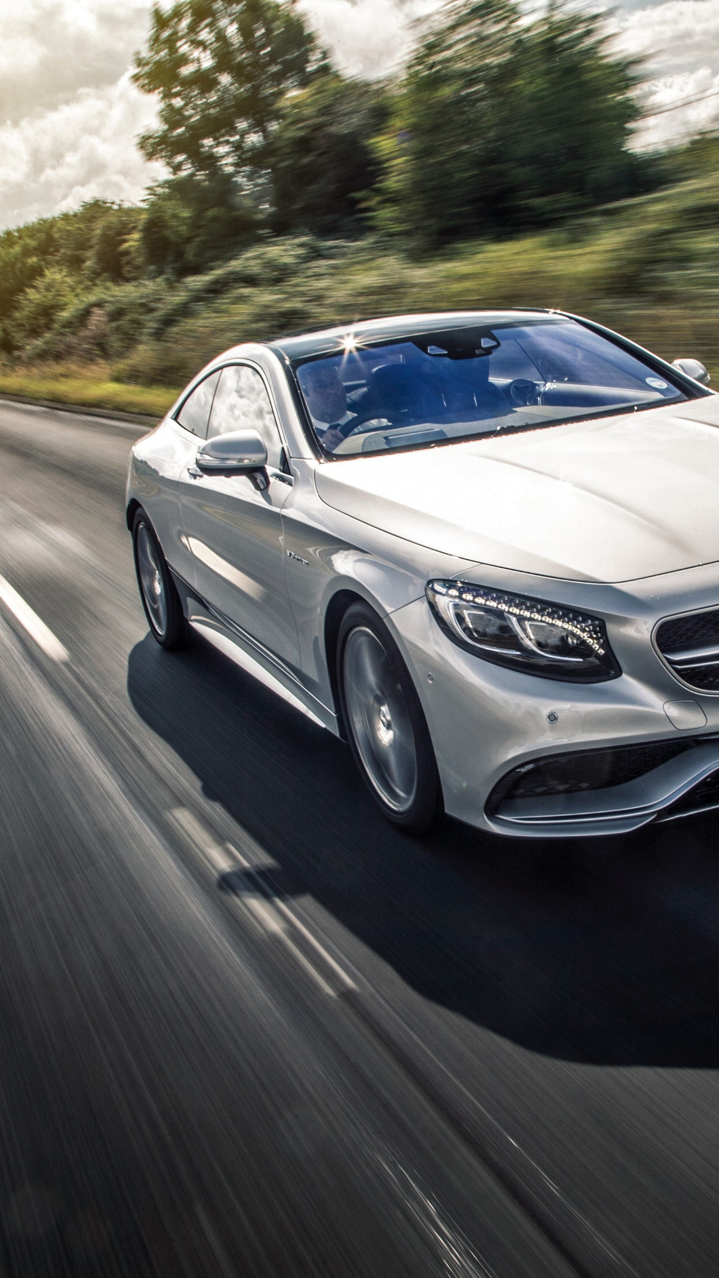 Schwarzes Mercedes Benz Coupé Tagsüber Unterwegs. Wallpaper in 1440x2560 Resolution