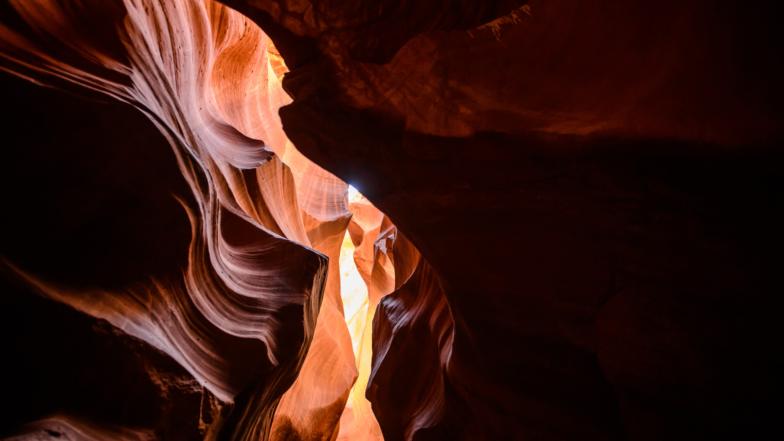 Brown and White Cave With Brown and Black Rock Formation. Wallpaper in 2560x1440 Resolution