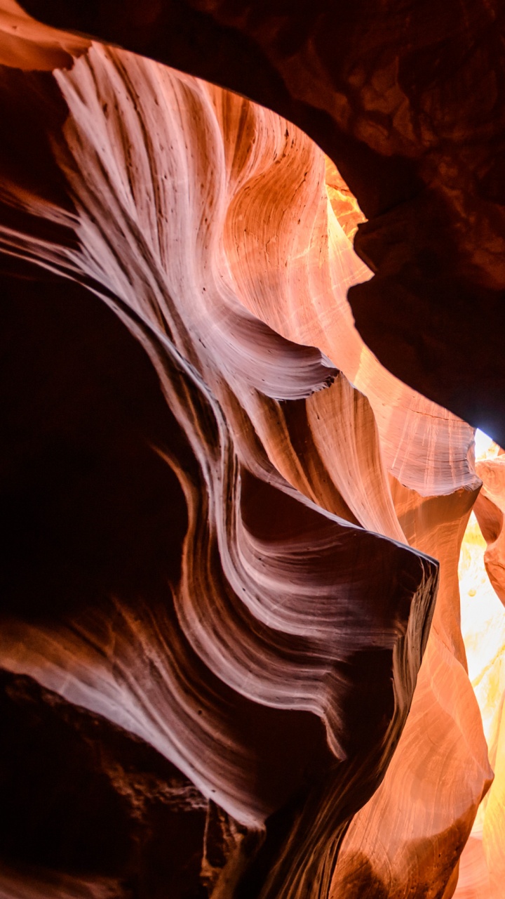 Grotte Brune et Blanche Avec Formation Rocheuse Brune et Noire. Wallpaper in 720x1280 Resolution