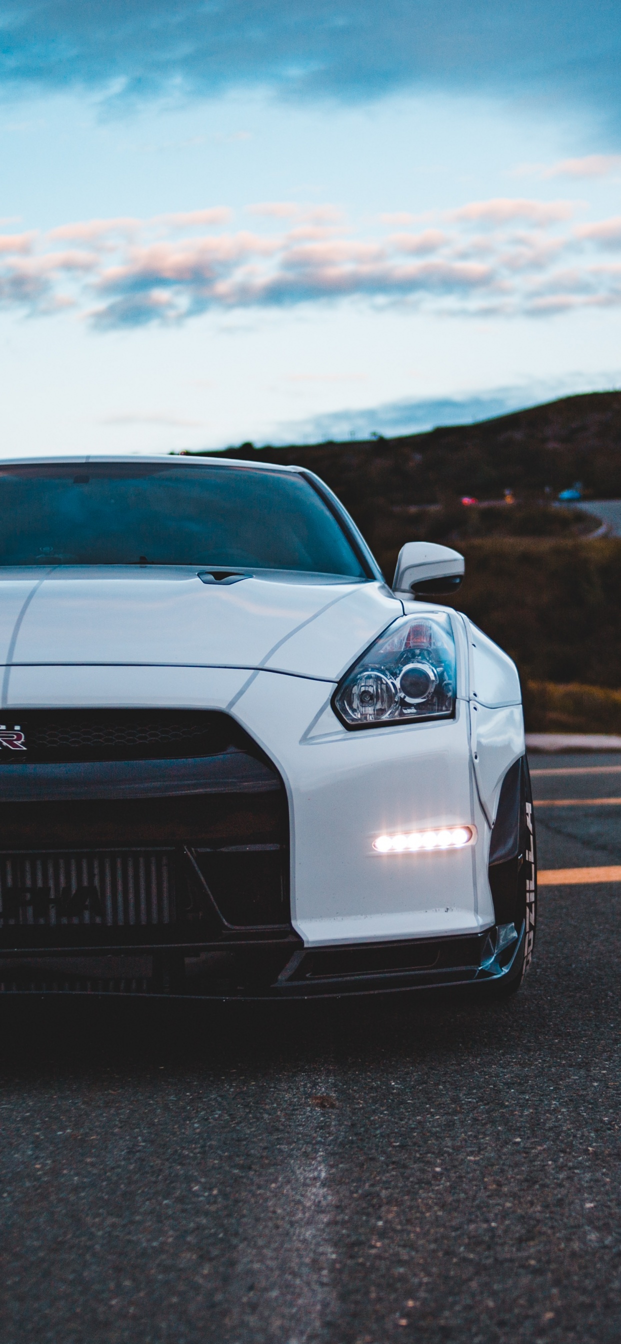 Weißer Bmw m 3 Tagsüber Unterwegs. Wallpaper in 1242x2688 Resolution