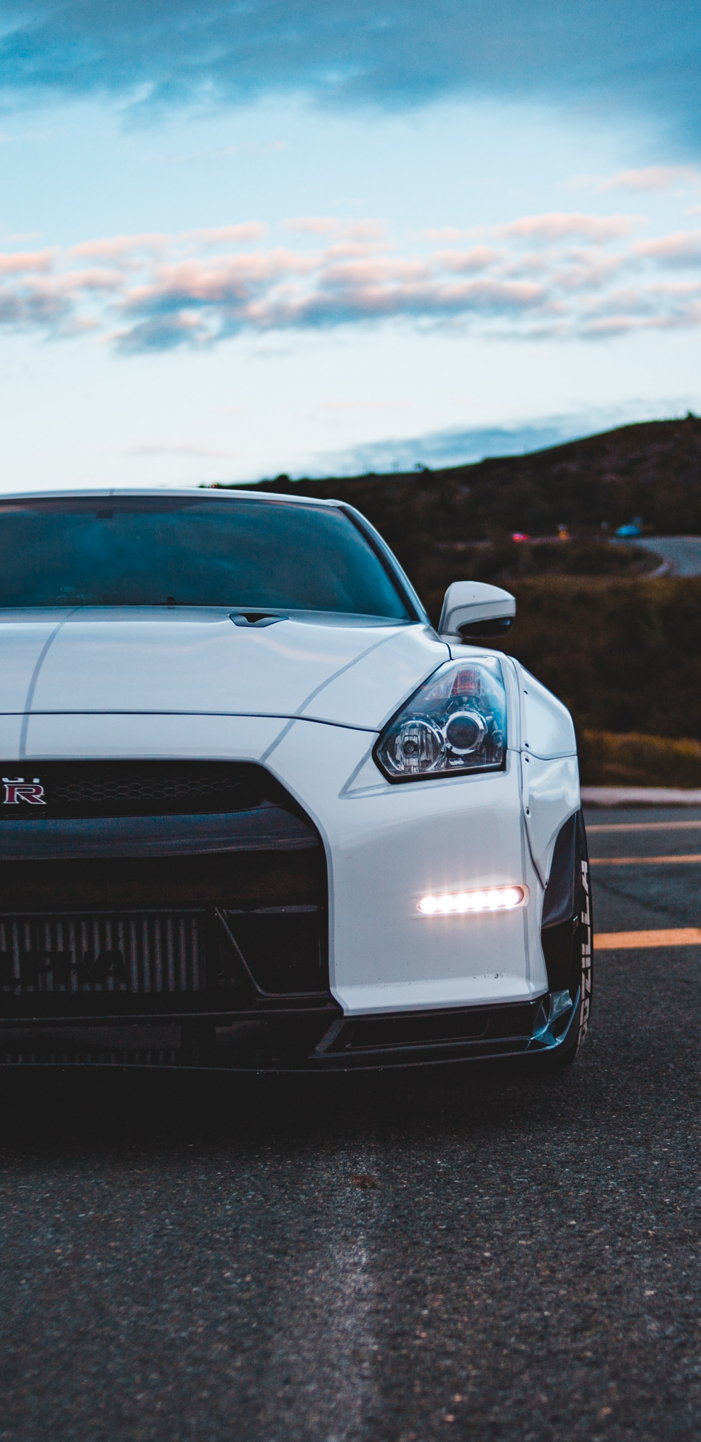 Weißer Bmw m 3 Tagsüber Unterwegs. Wallpaper in 1440x2960 Resolution