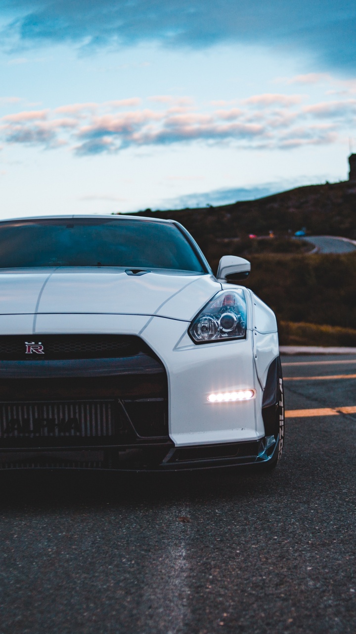 Weißer Bmw m 3 Tagsüber Unterwegs. Wallpaper in 720x1280 Resolution