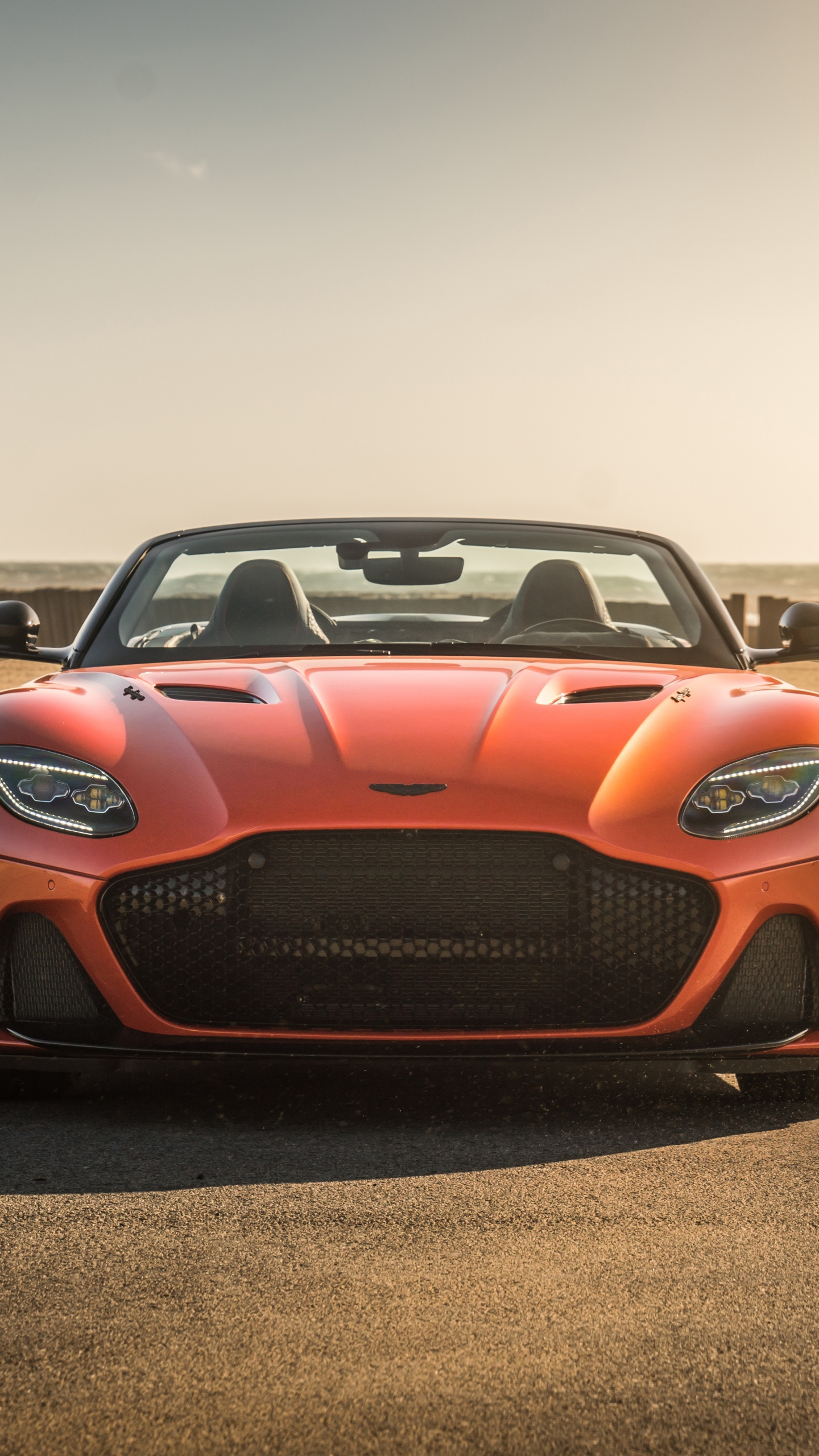 Porsche 911 Orange Sur Chemin de Terre Brun Pendant la Journée. Wallpaper in 1440x2560 Resolution