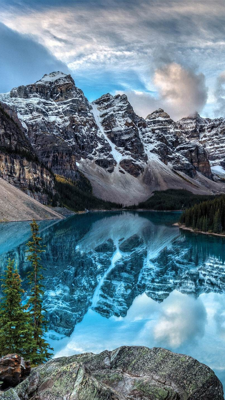 Lago en Medio de Las Montañas. Wallpaper in 750x1334 Resolution