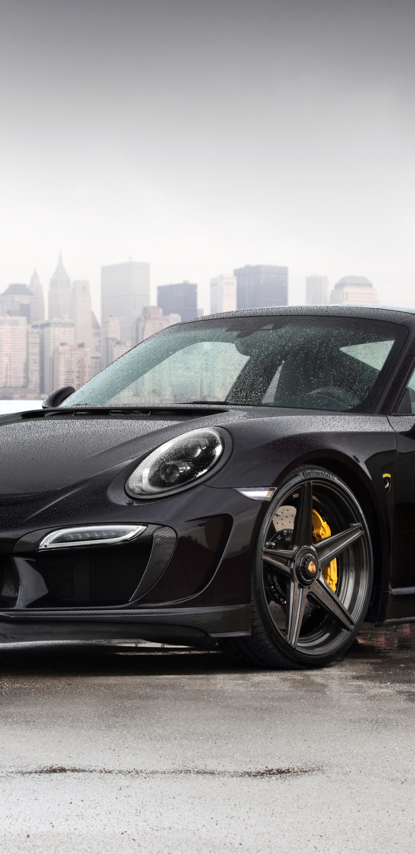 Porsche 911 Negro Estacionado Sobre Pavimento Gris Durante el Día. Wallpaper in 1440x2960 Resolution