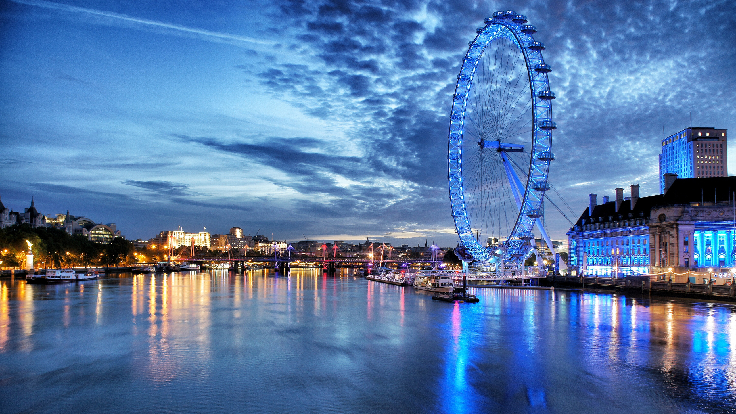 Ferris Wheel Near Body of Water During Night Time. Wallpaper in 2560x1440 Resolution